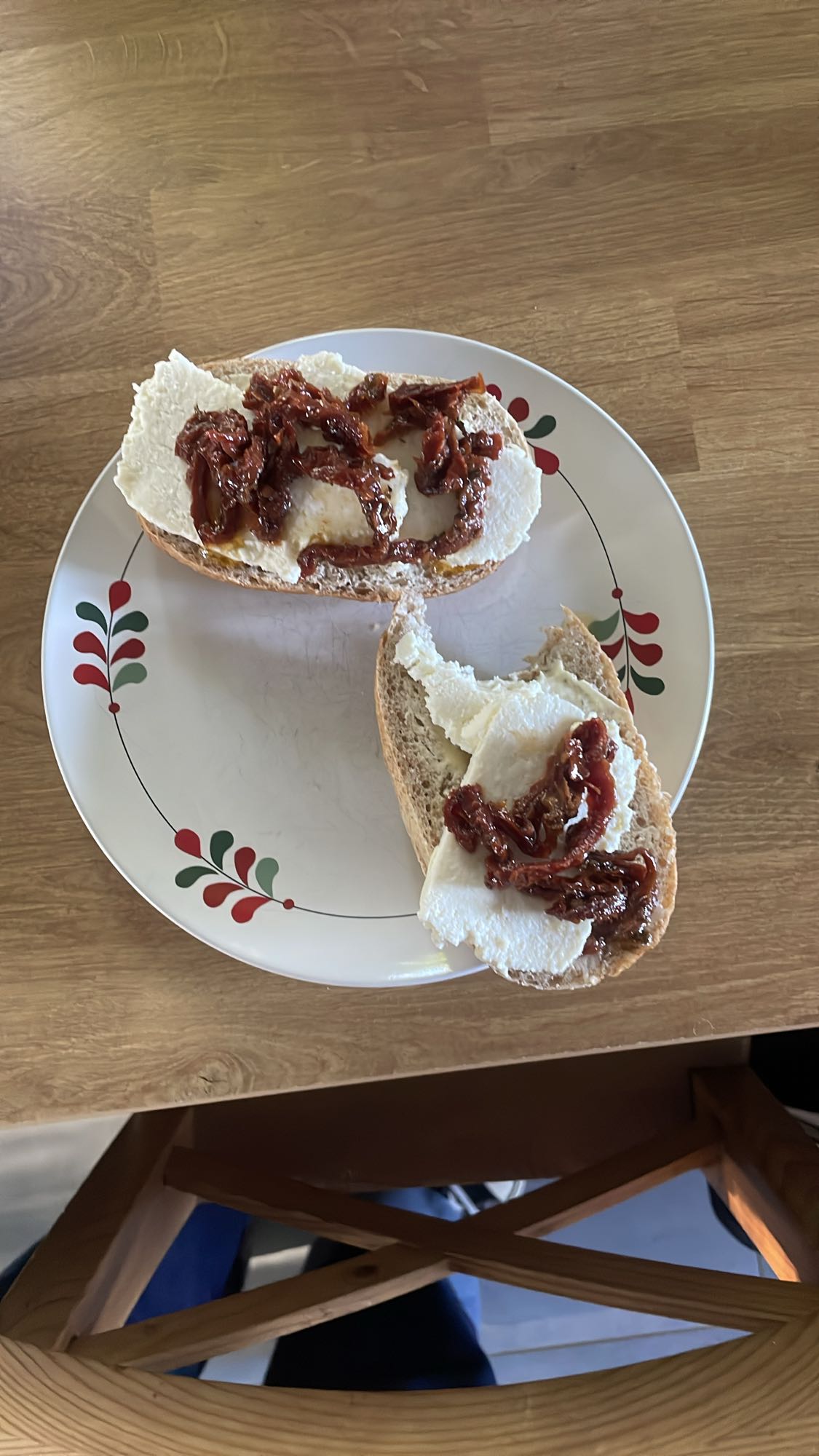 Kanapka z ricottą i pomidorami