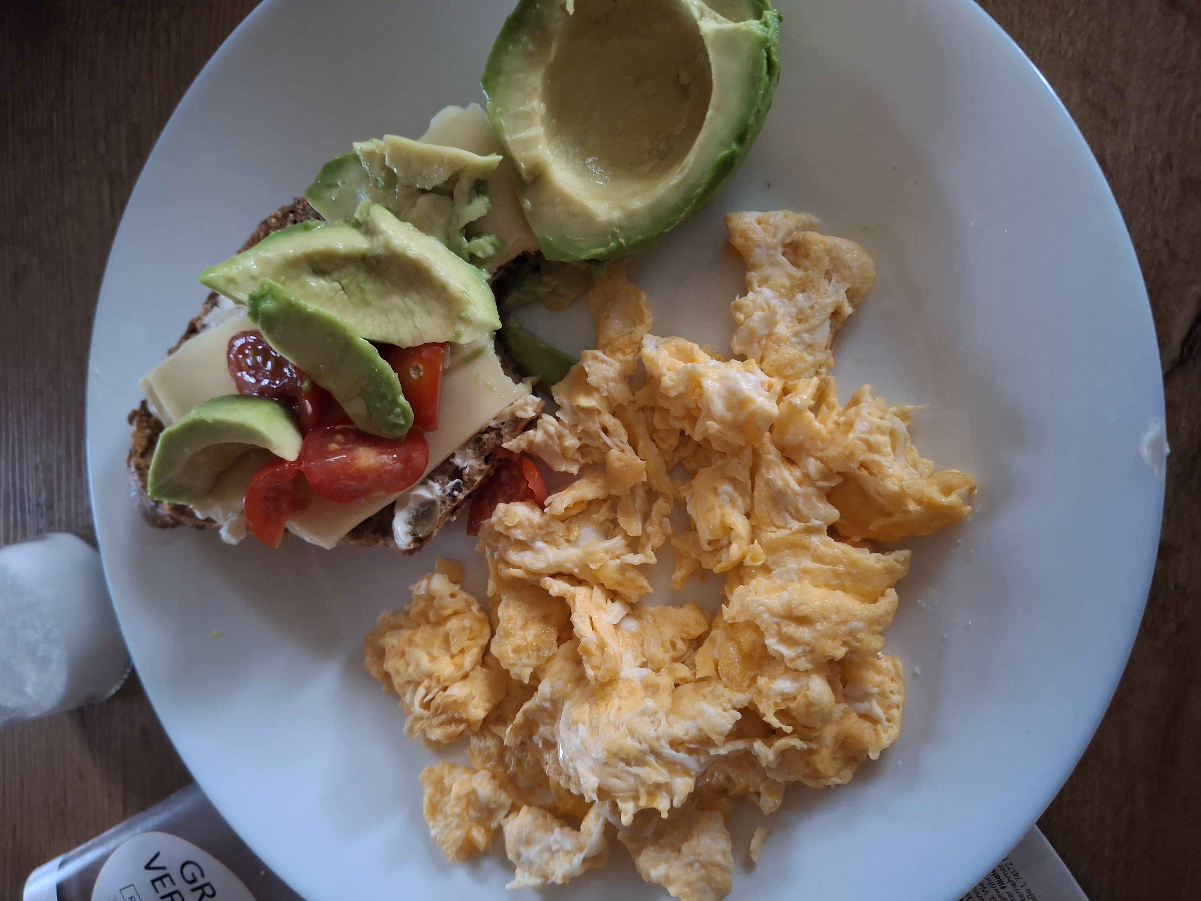 Desayuno con huevo y aguacate