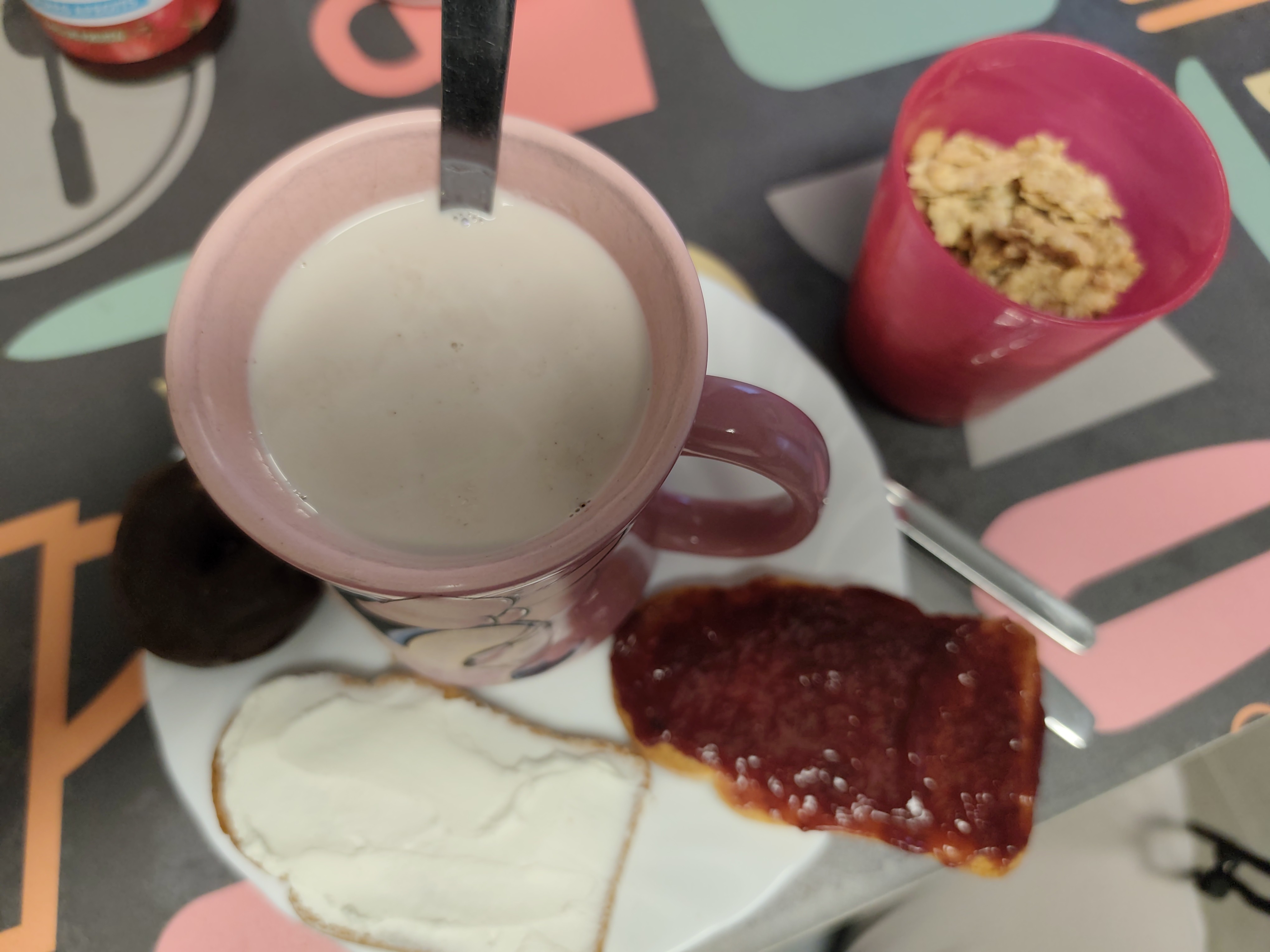 Desayuno con pan y leche