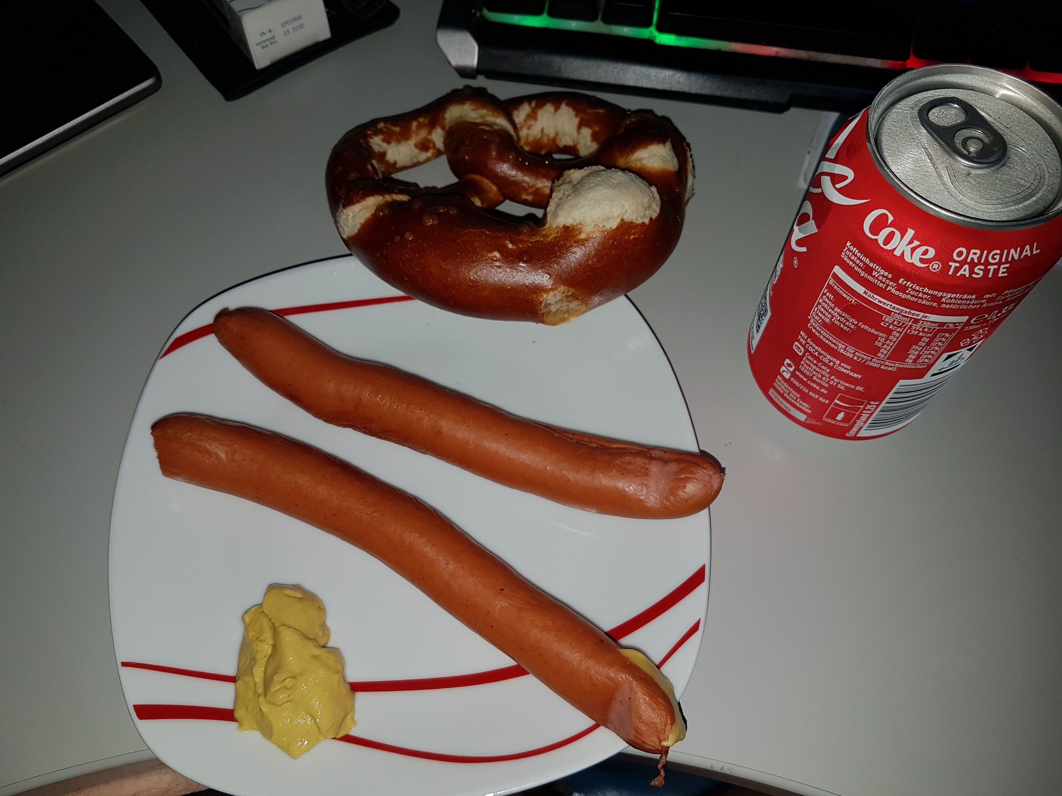 Würstchen mit Brezel & Cola