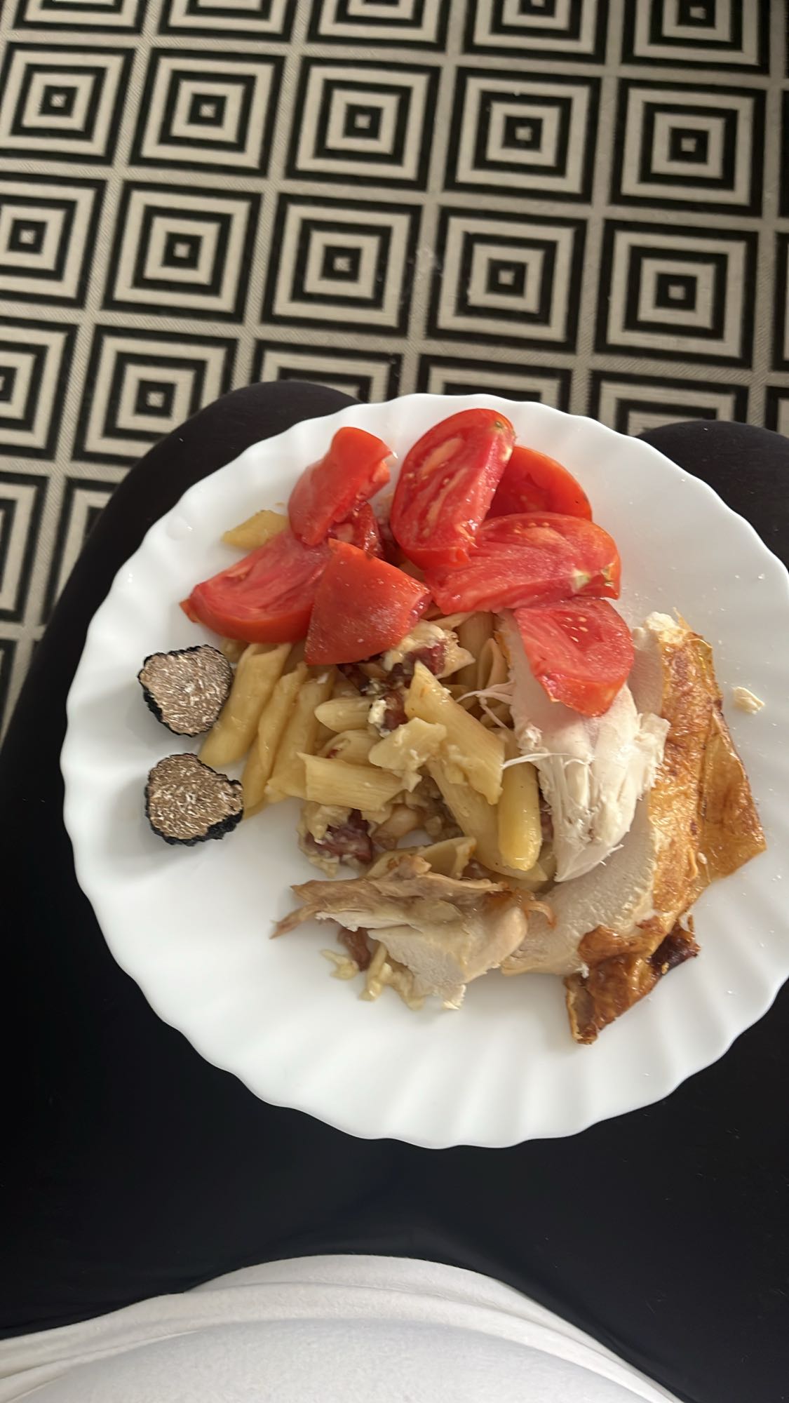 Pui cu paste și roșii