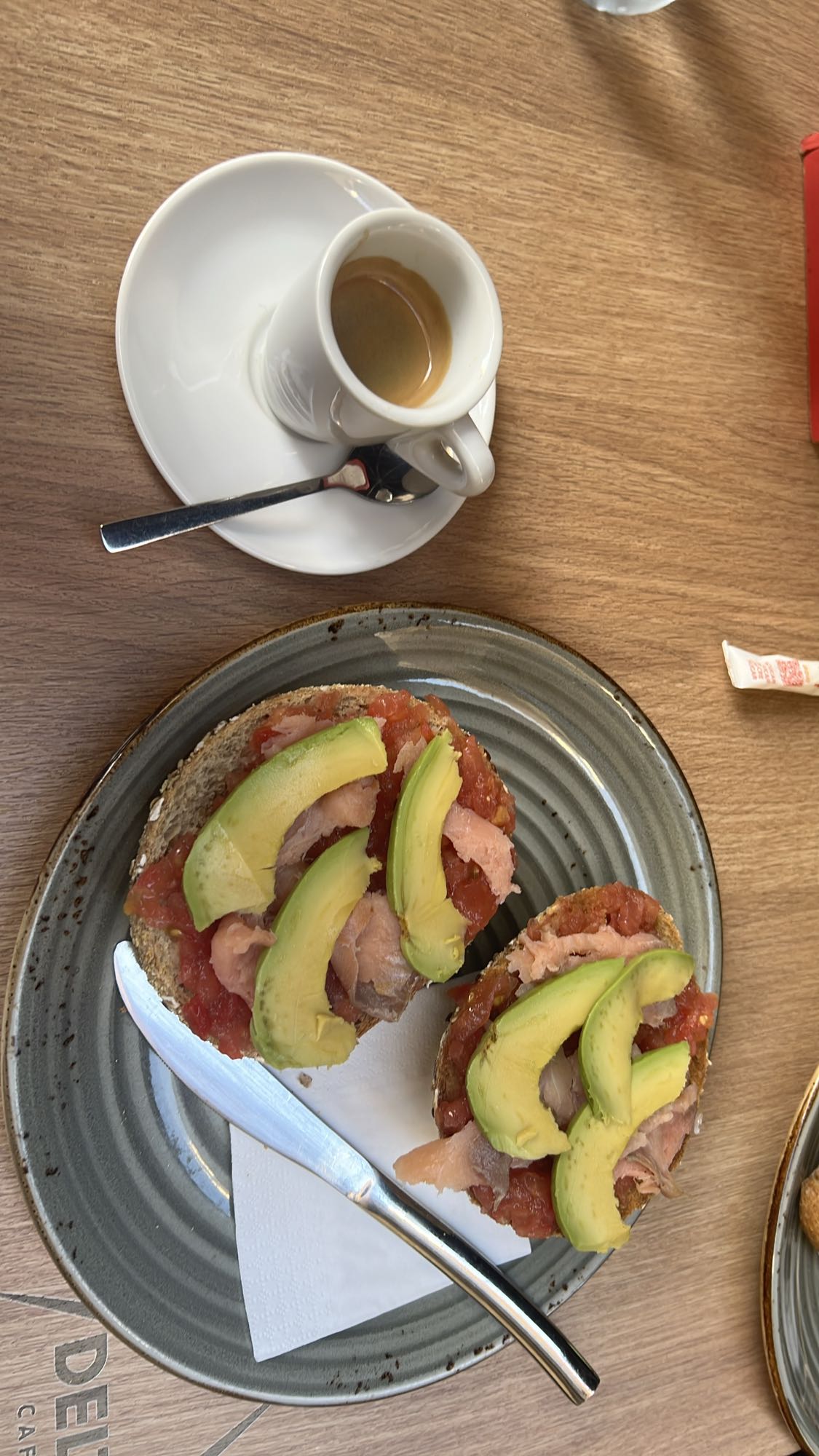 Tostadas con aguacate y salmón