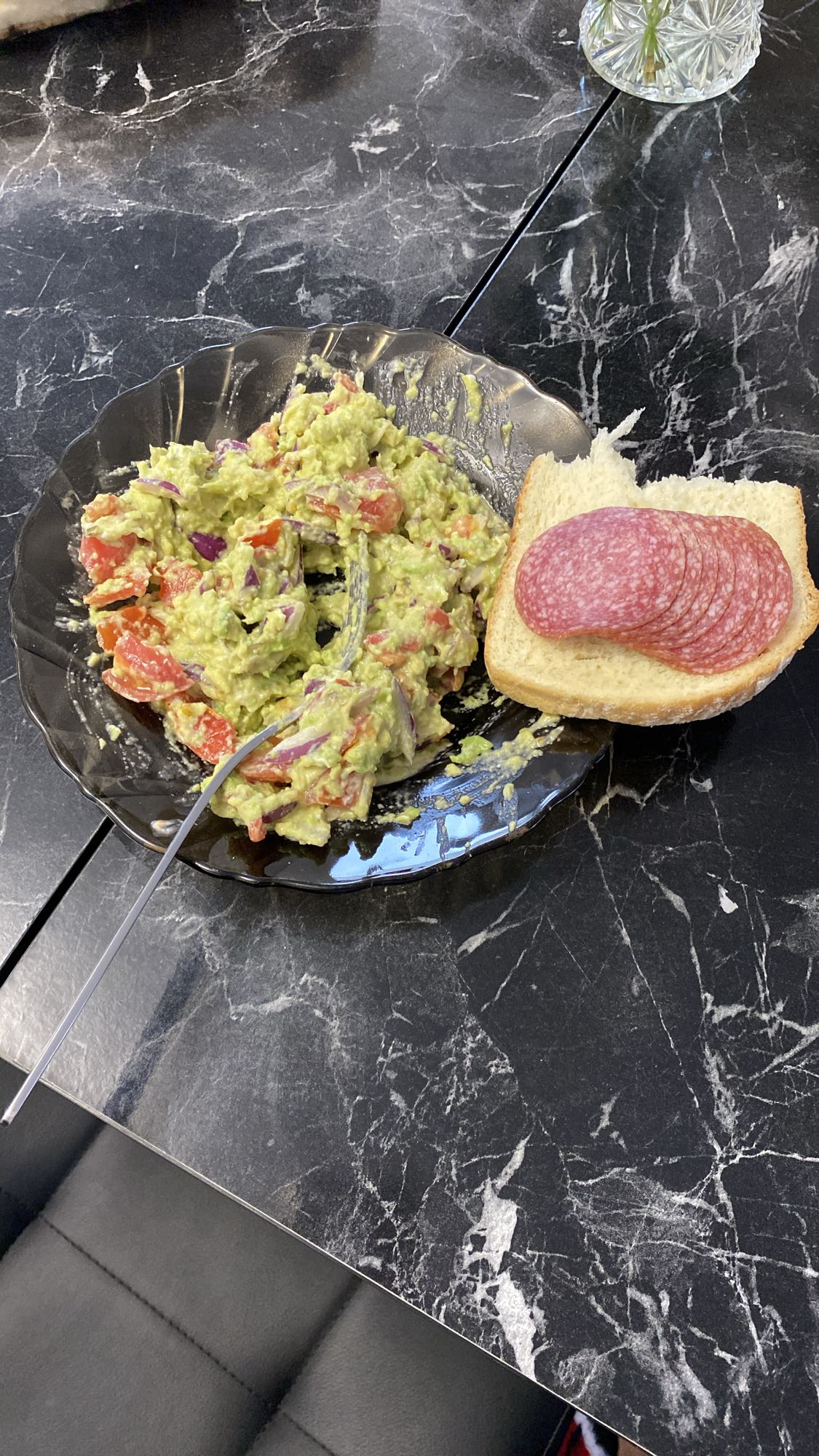 Guacamole cu pâine și salam