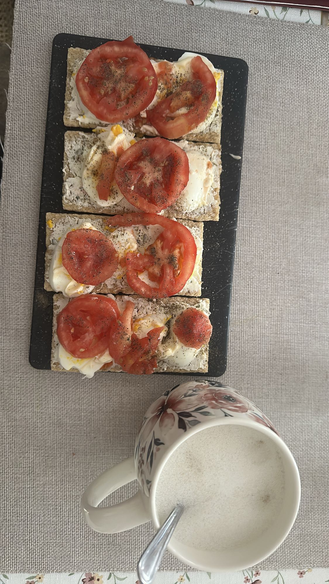 Kanapki z pomidorem i jajkiem