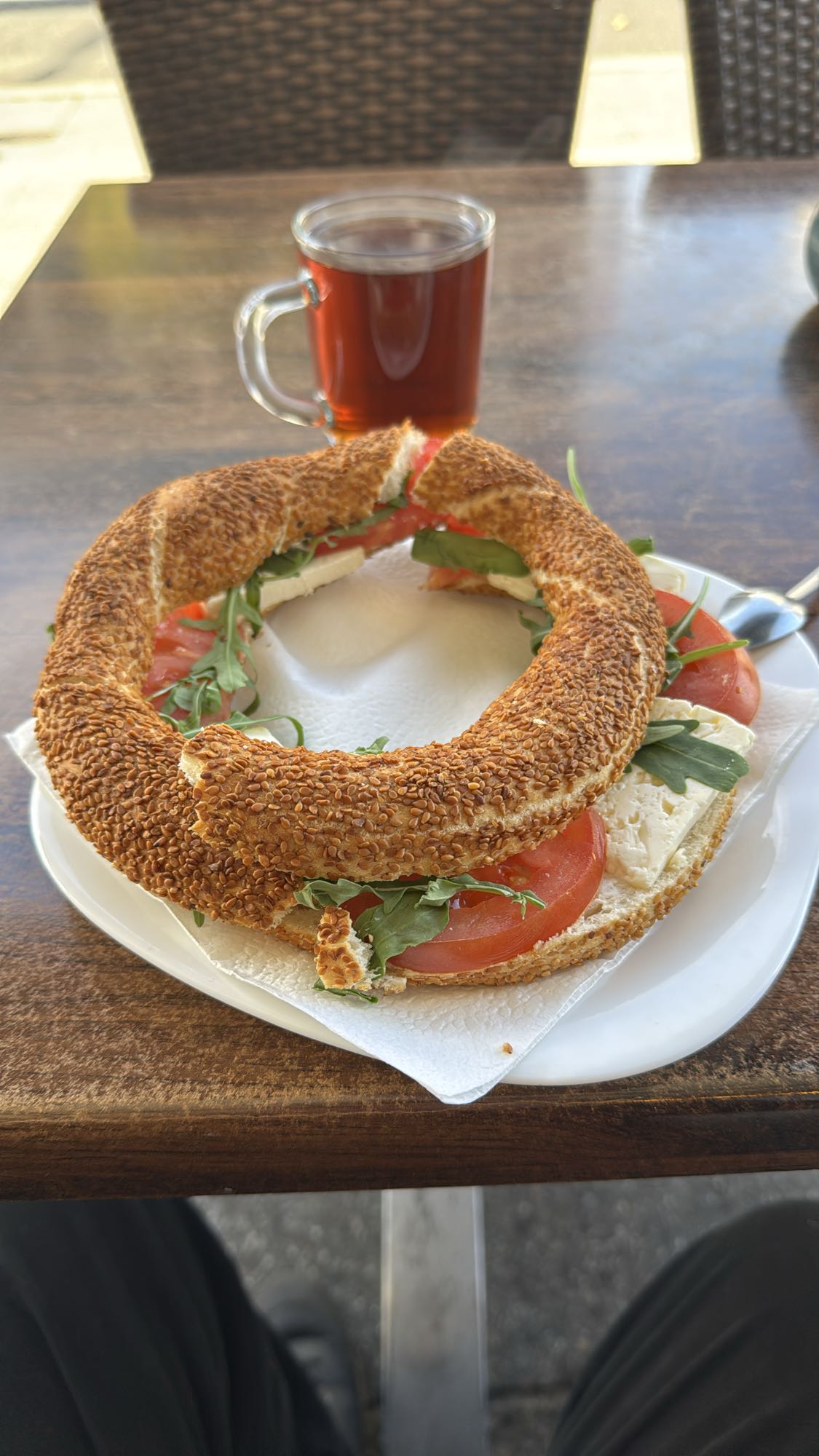 Simit Peynirli Sandviç ve Çay