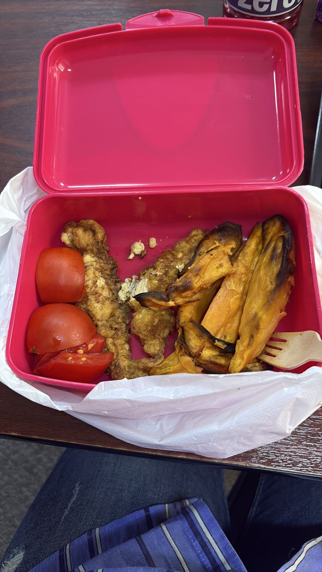 Pui cu cartofi și roșii