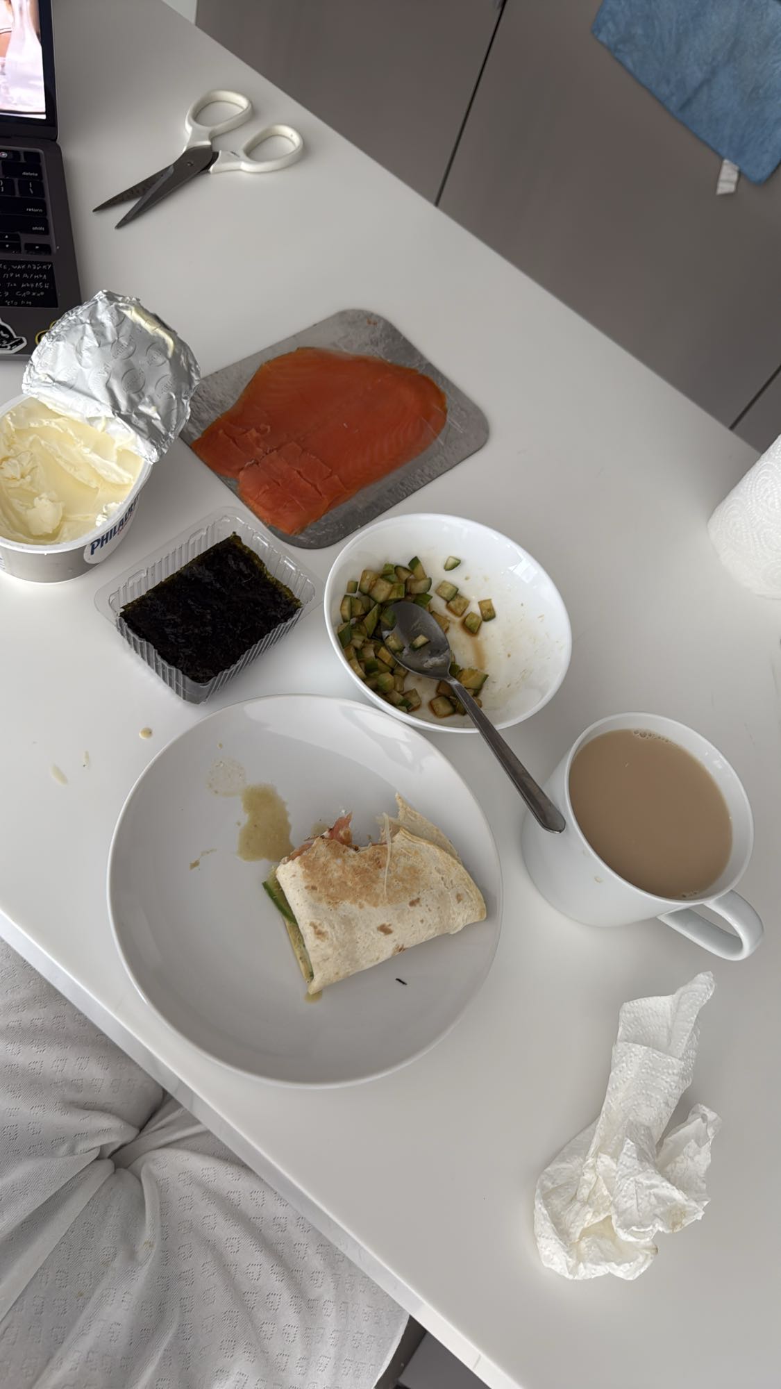 Лососевый ролл с кофе