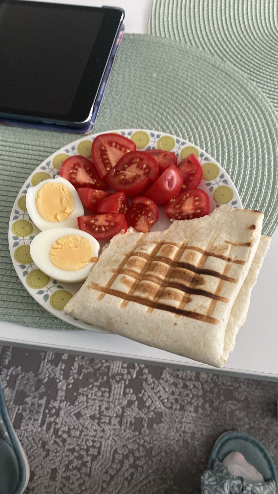 Jajka, pomidory i tortilla