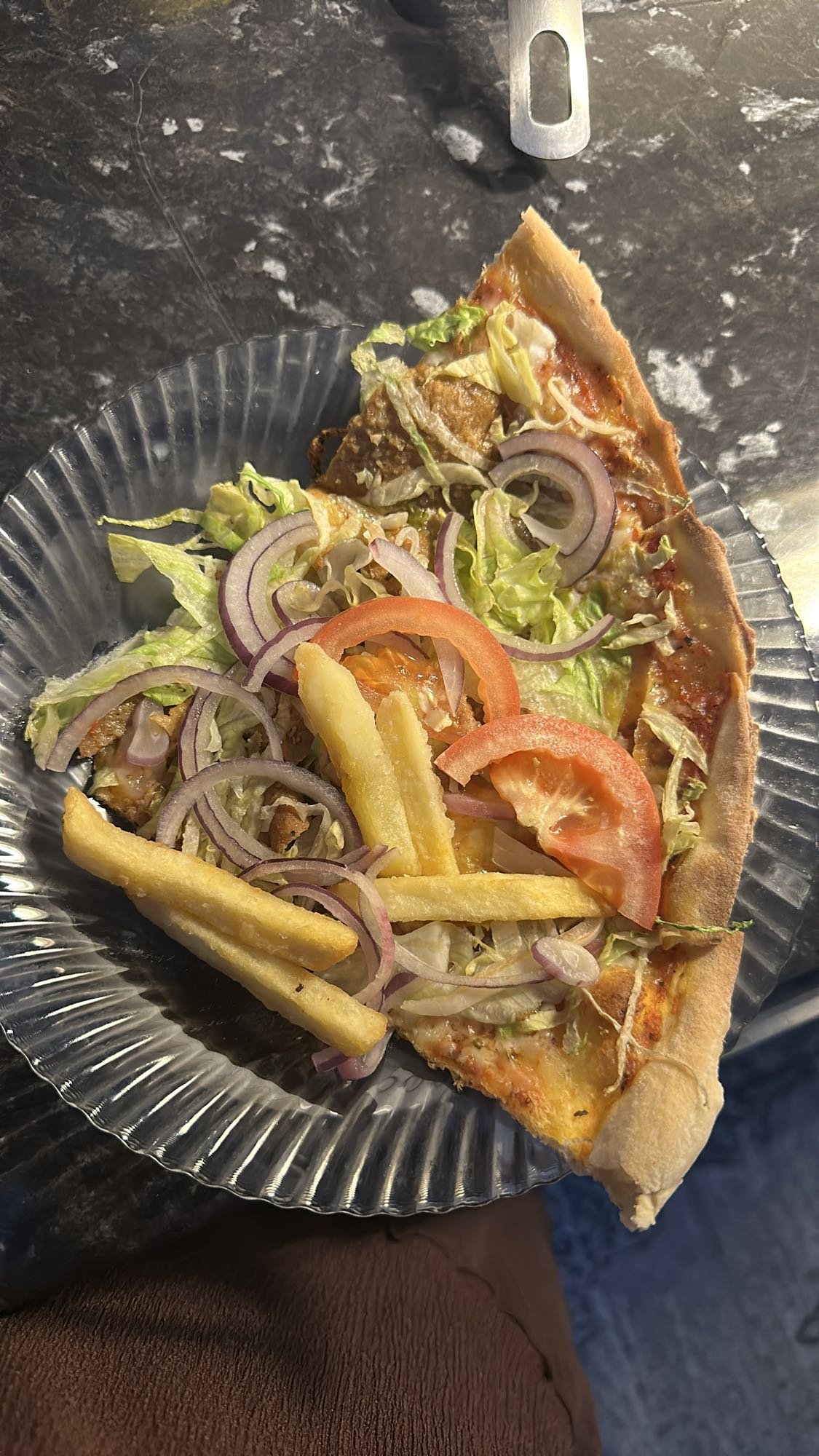 Kebabpizza med pommes