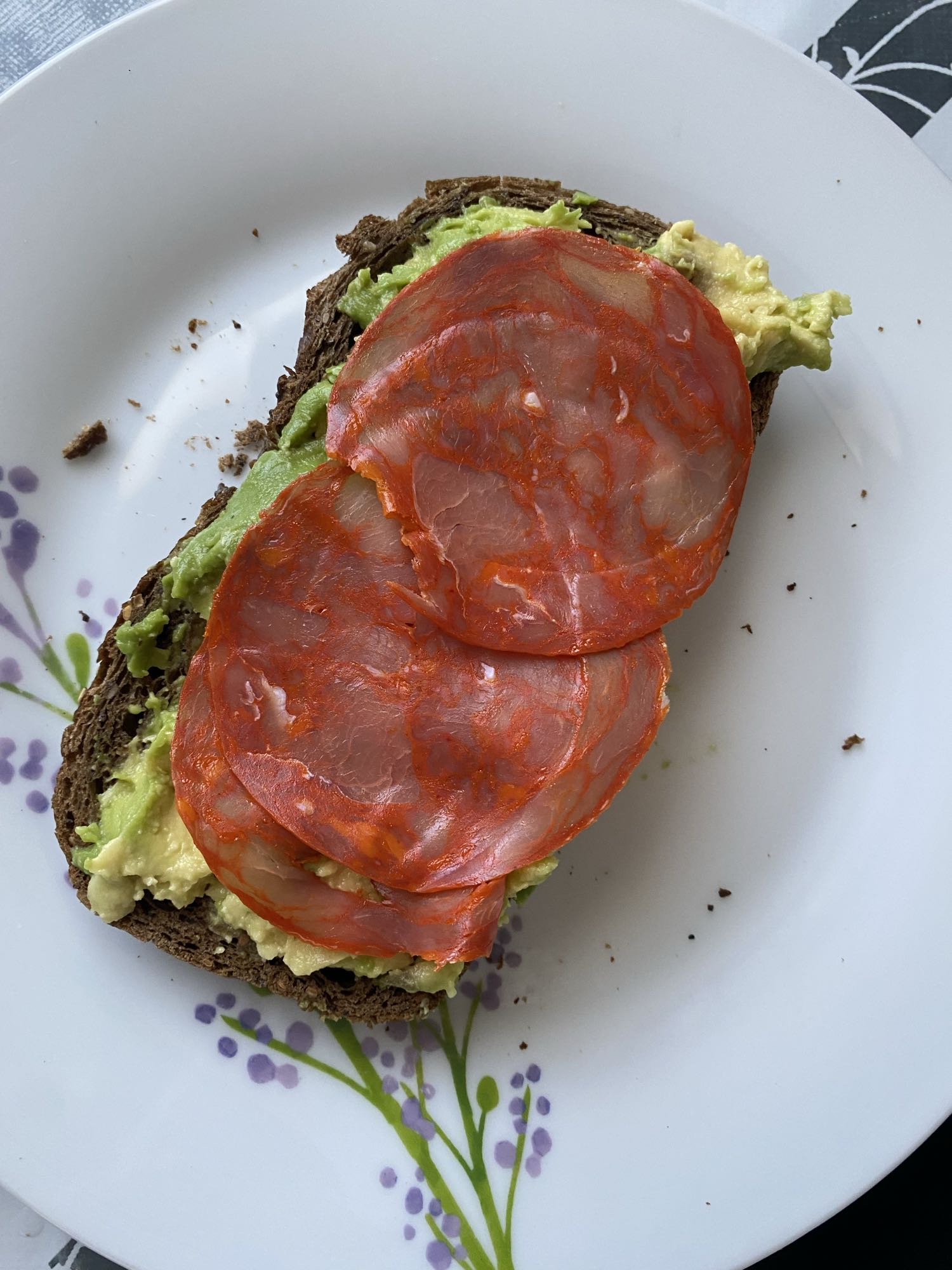Tostada de aguacate y chorizo