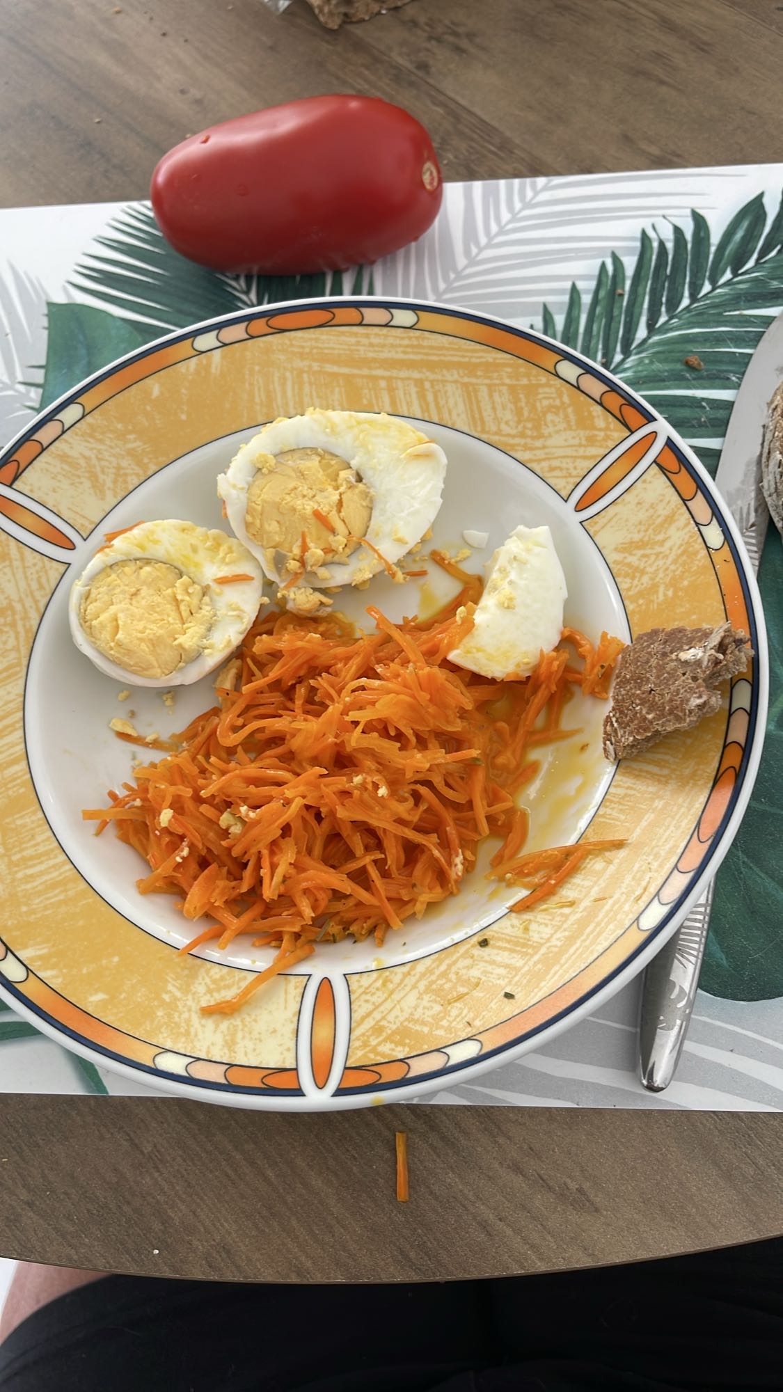 Oeufs, carottes râpées, pain