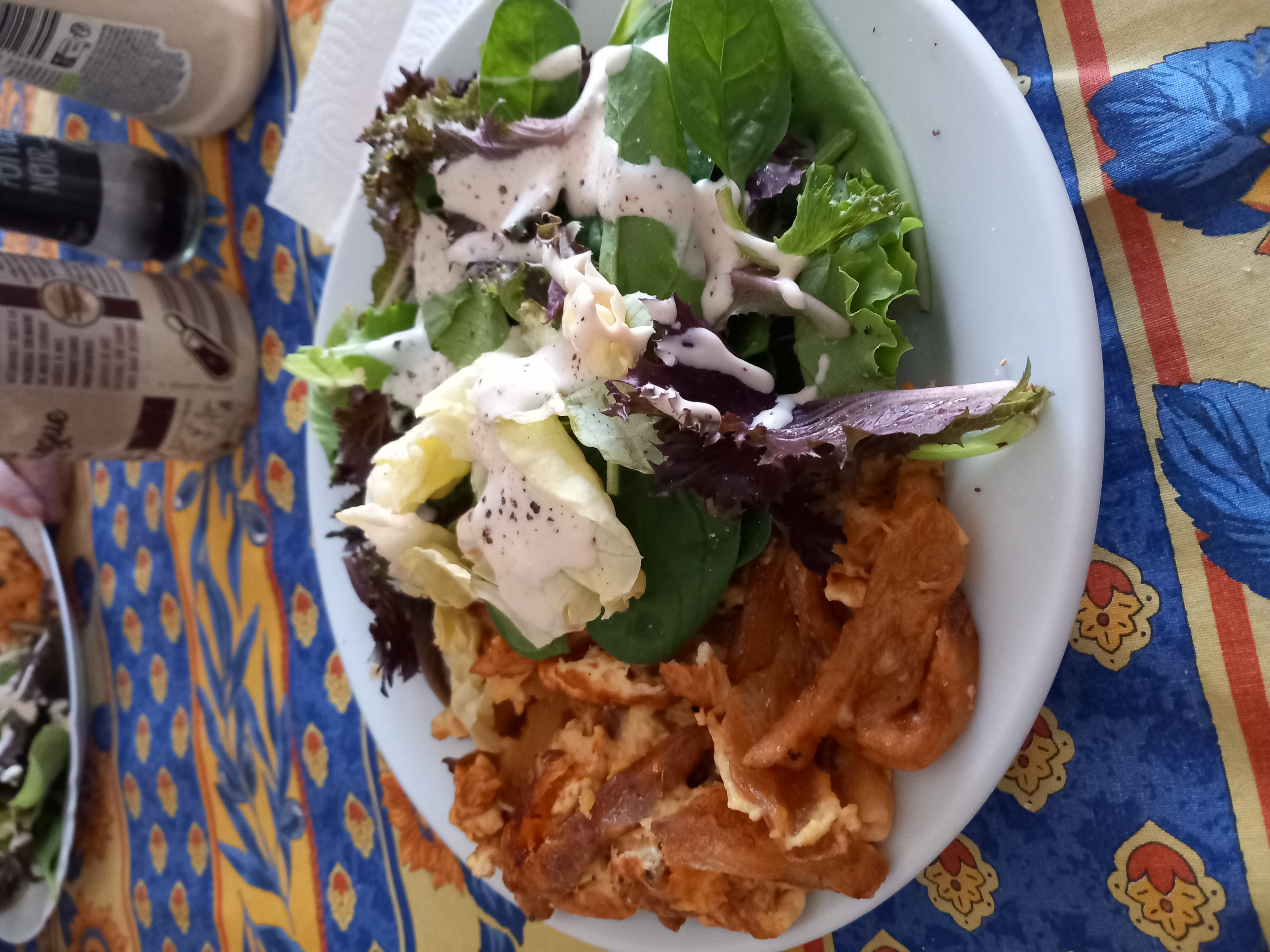 Salade et gaufres salées