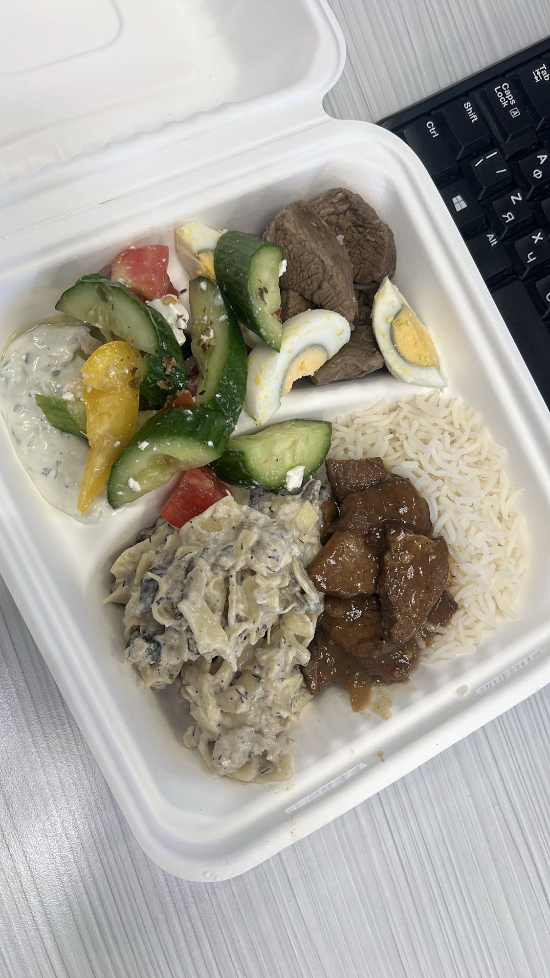 Обед с говядиной и салатом