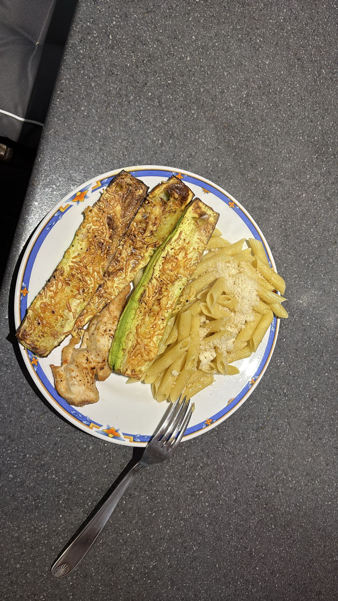 Poulet, courgettes, pâtes