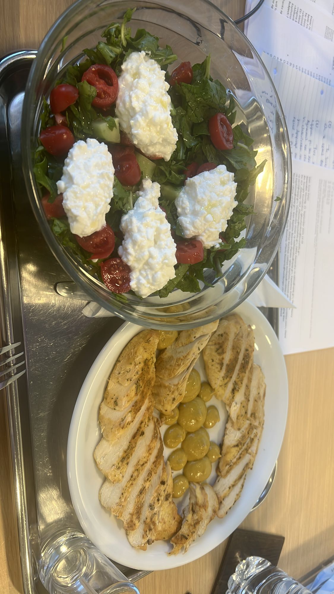 Σαλάτα με κοτόπουλο και ελιές