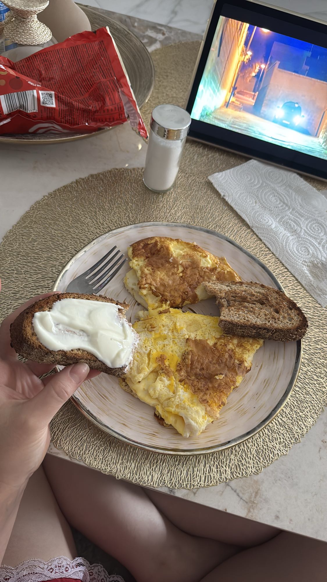 яичница с хлебом и йогуртом