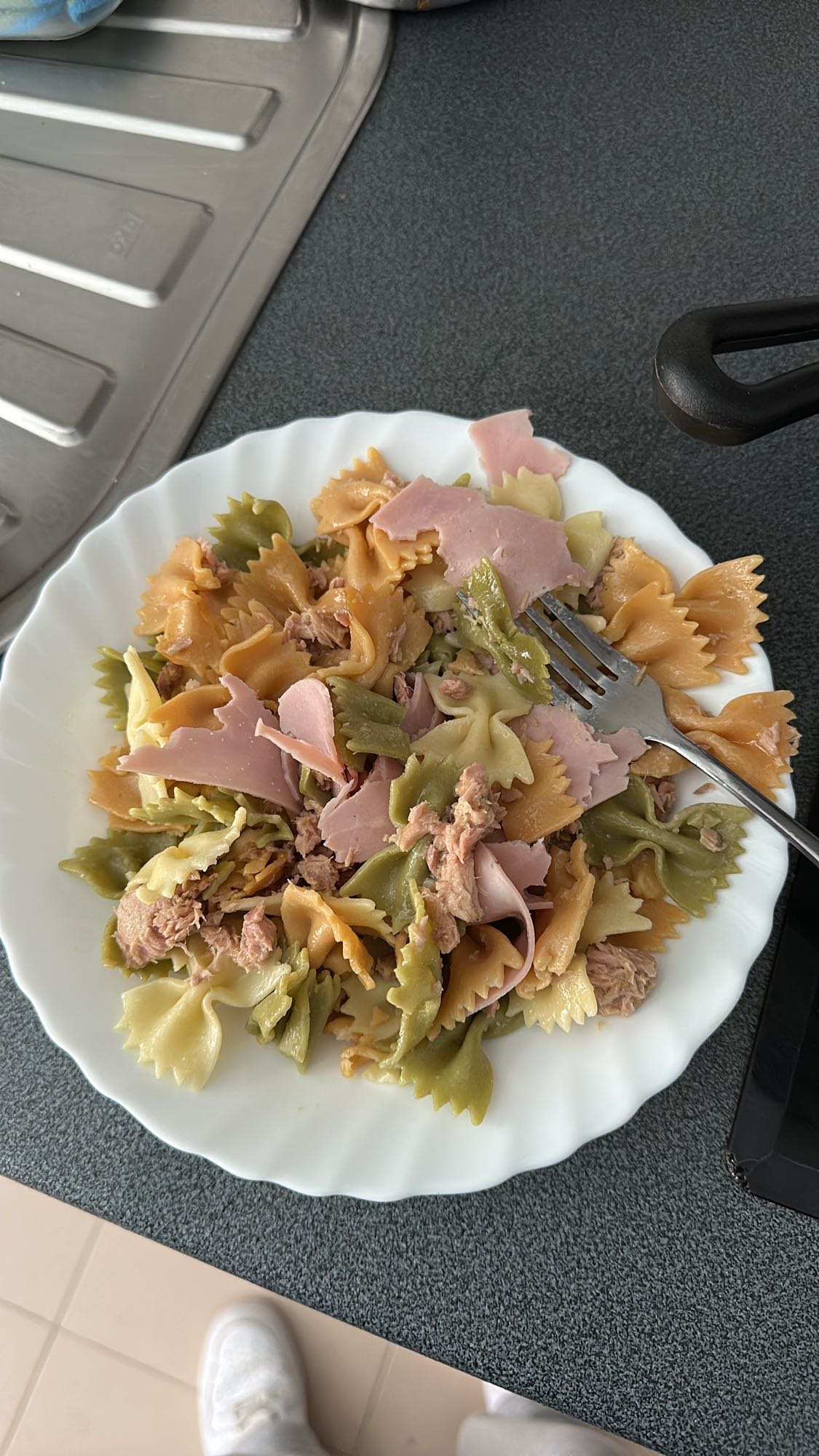 Ensalada de pasta con atún y jamón