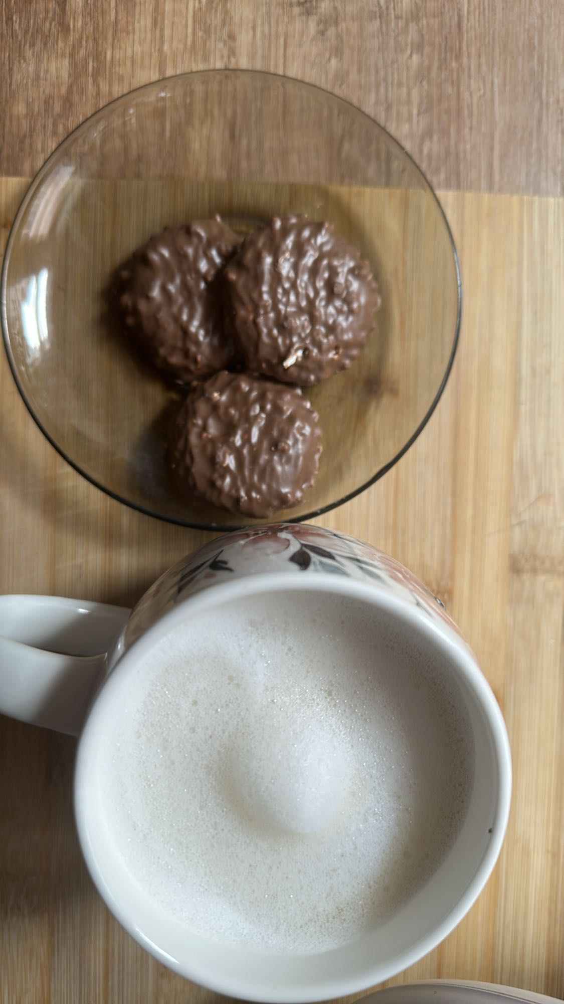 Kawa z mlekiem i ciastka