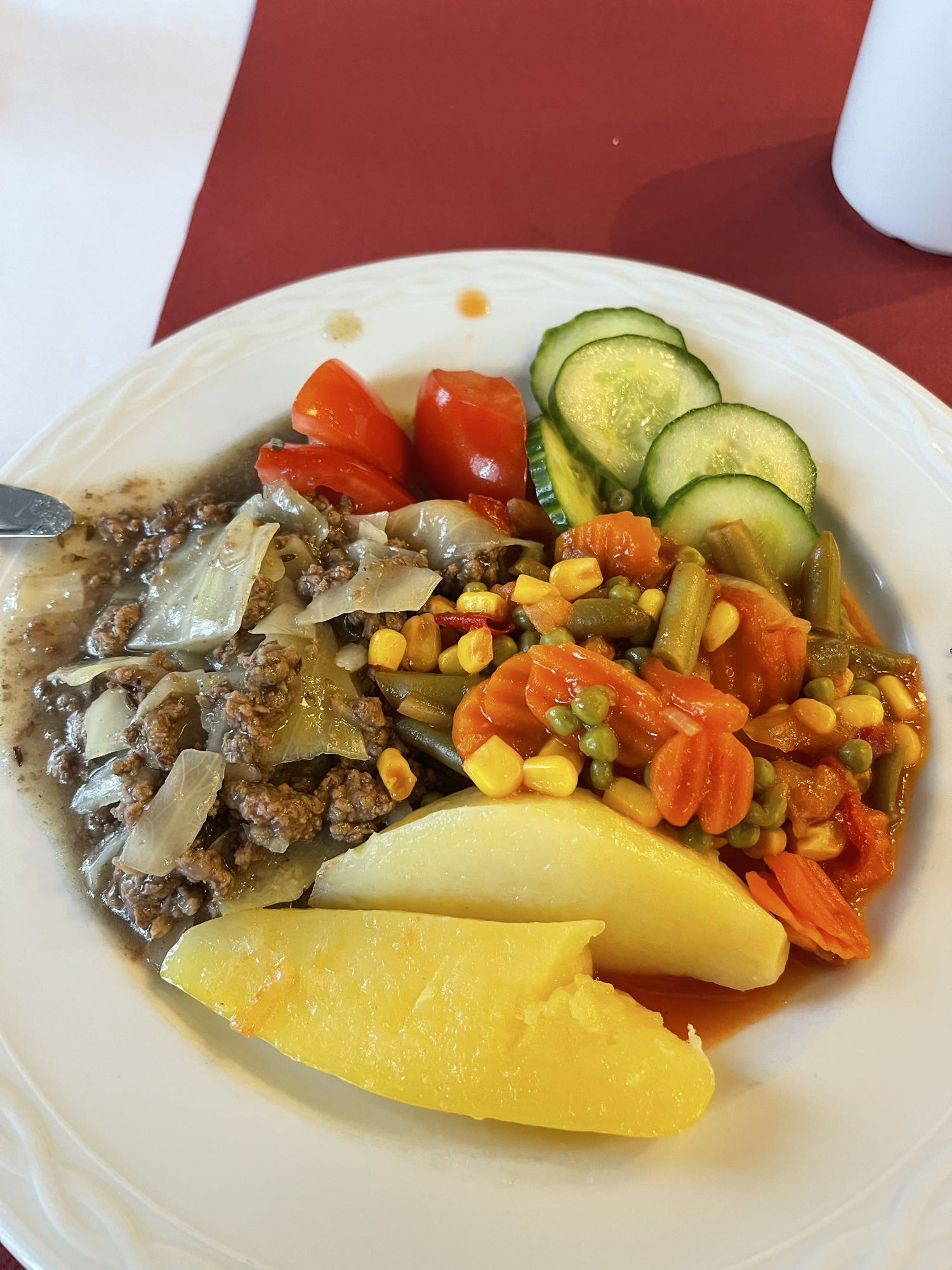 Gemischter Teller mit Gemüse