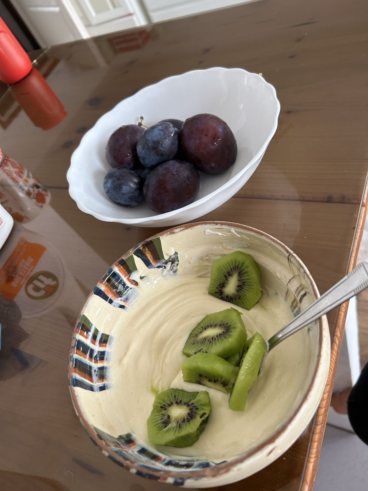 Iaurt grecesc cu pudră proteică, kiwi și prune