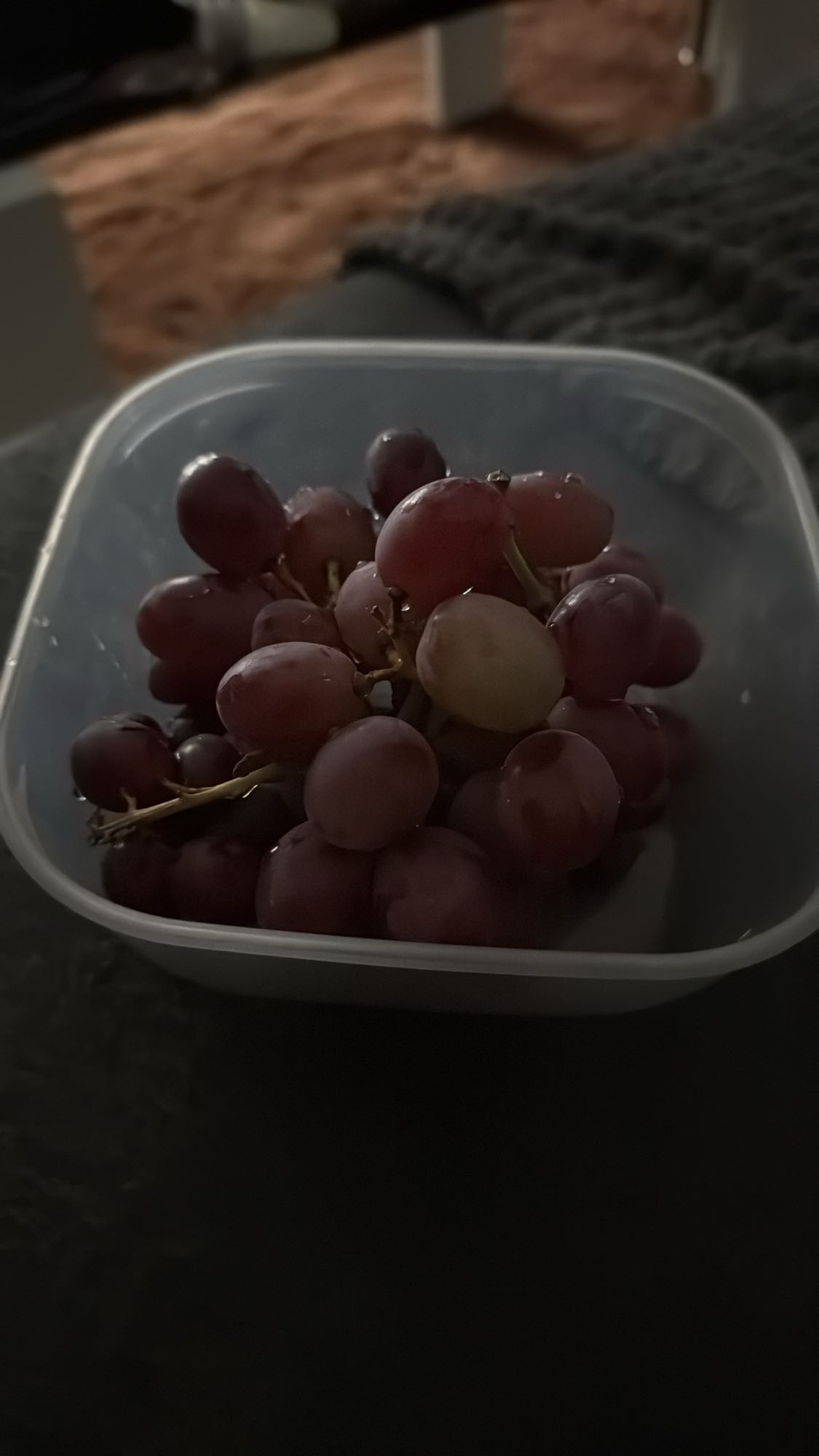 miska czerwonych winogron