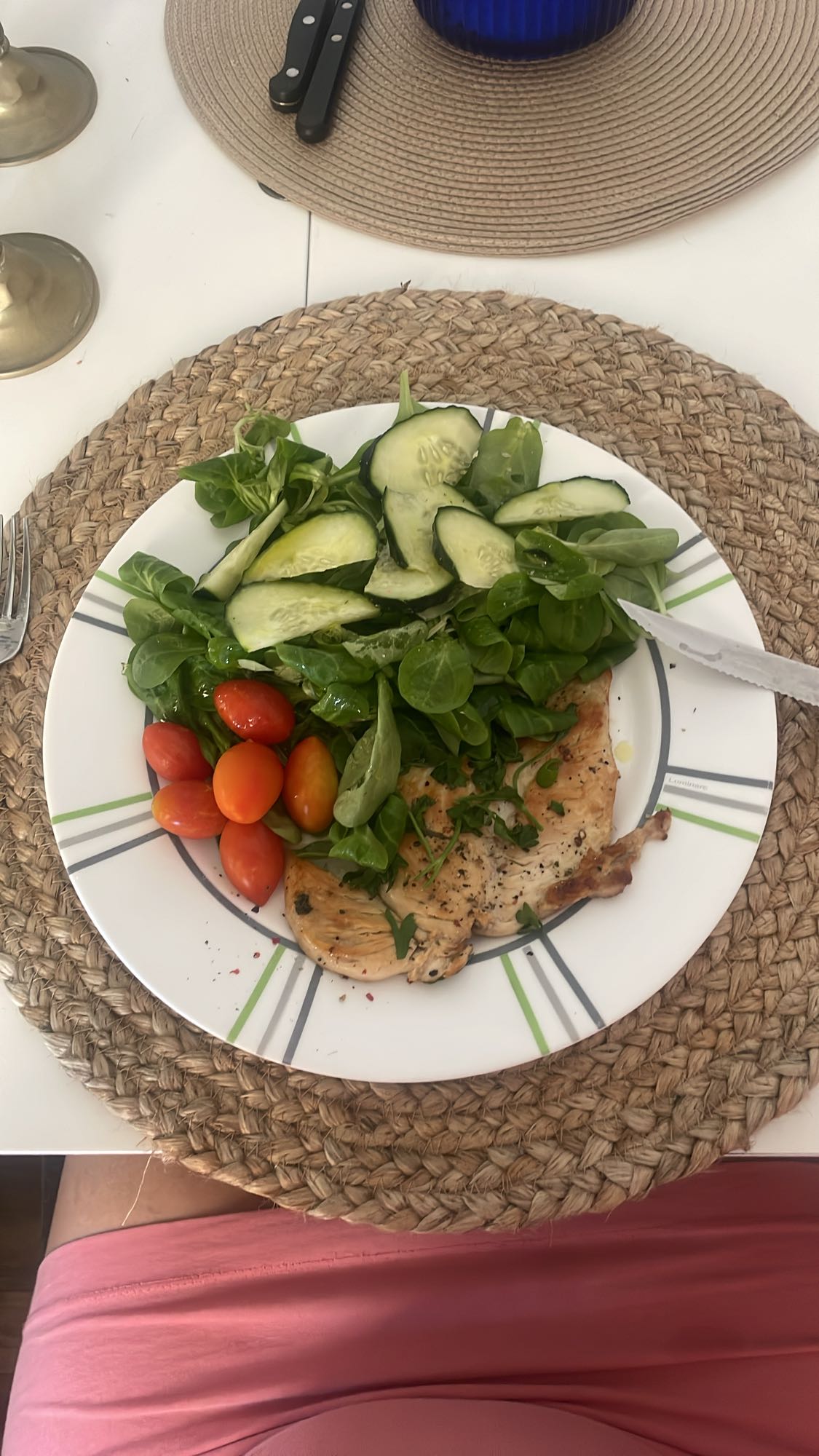 Pollo con ensalada fresca
