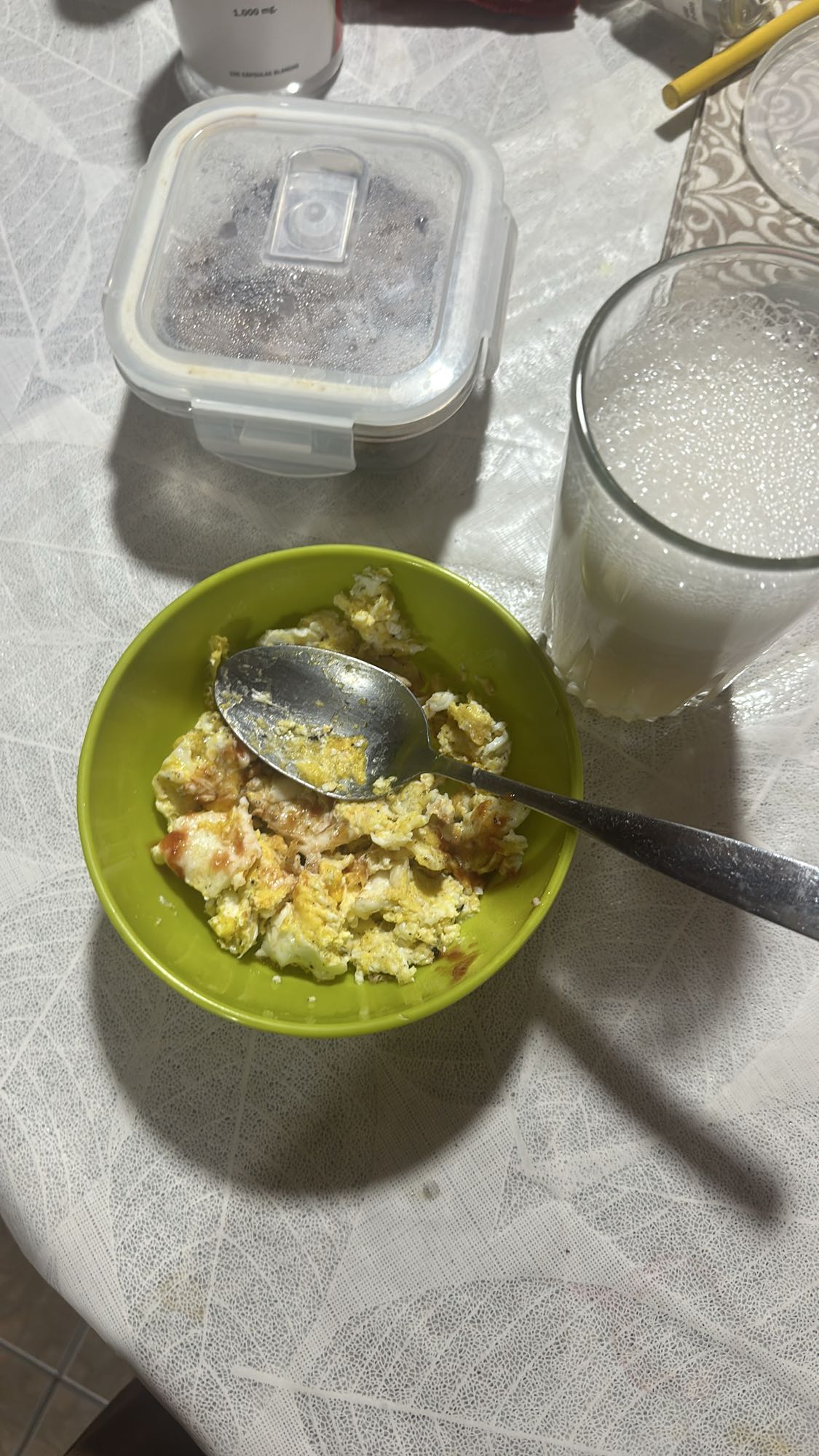 Huevos revueltos y leche