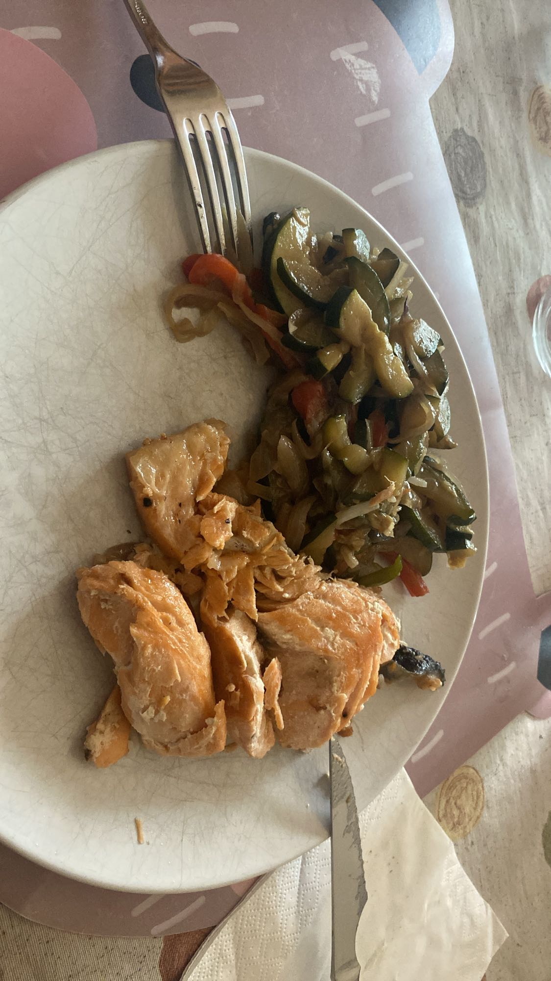 Salmón con verduras salteadas