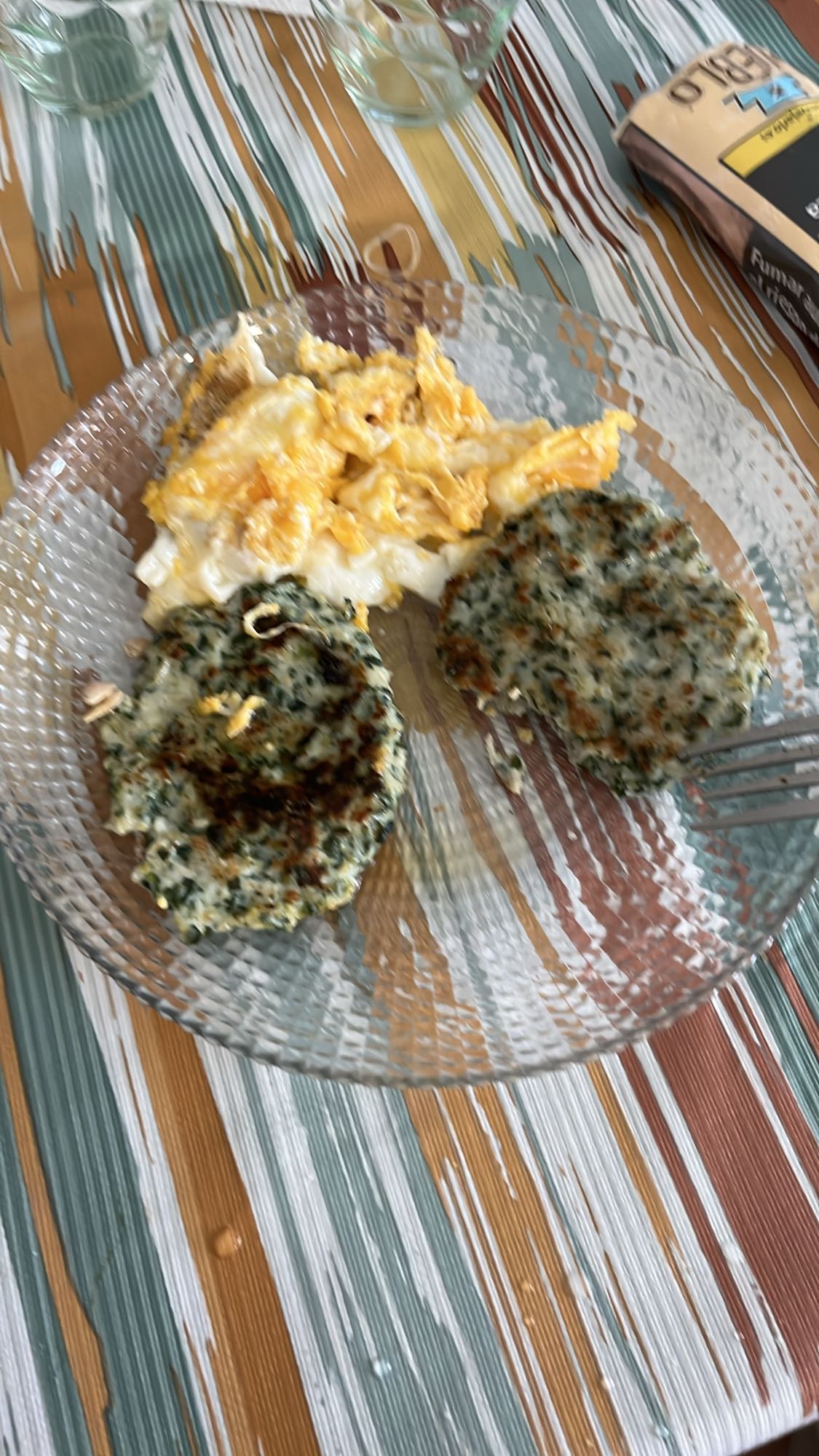 Huevos revueltos y tortitas de espinaca