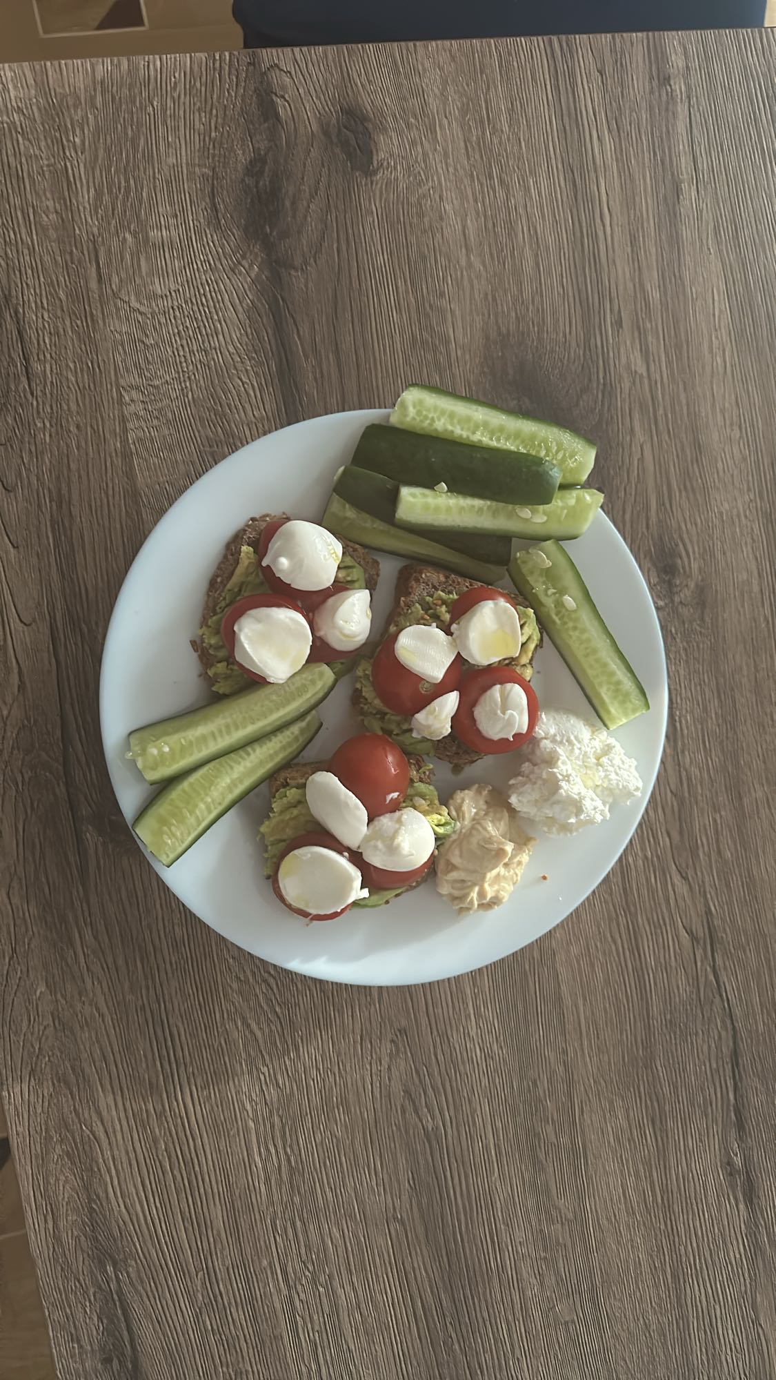 Avocado toast & veggies plate