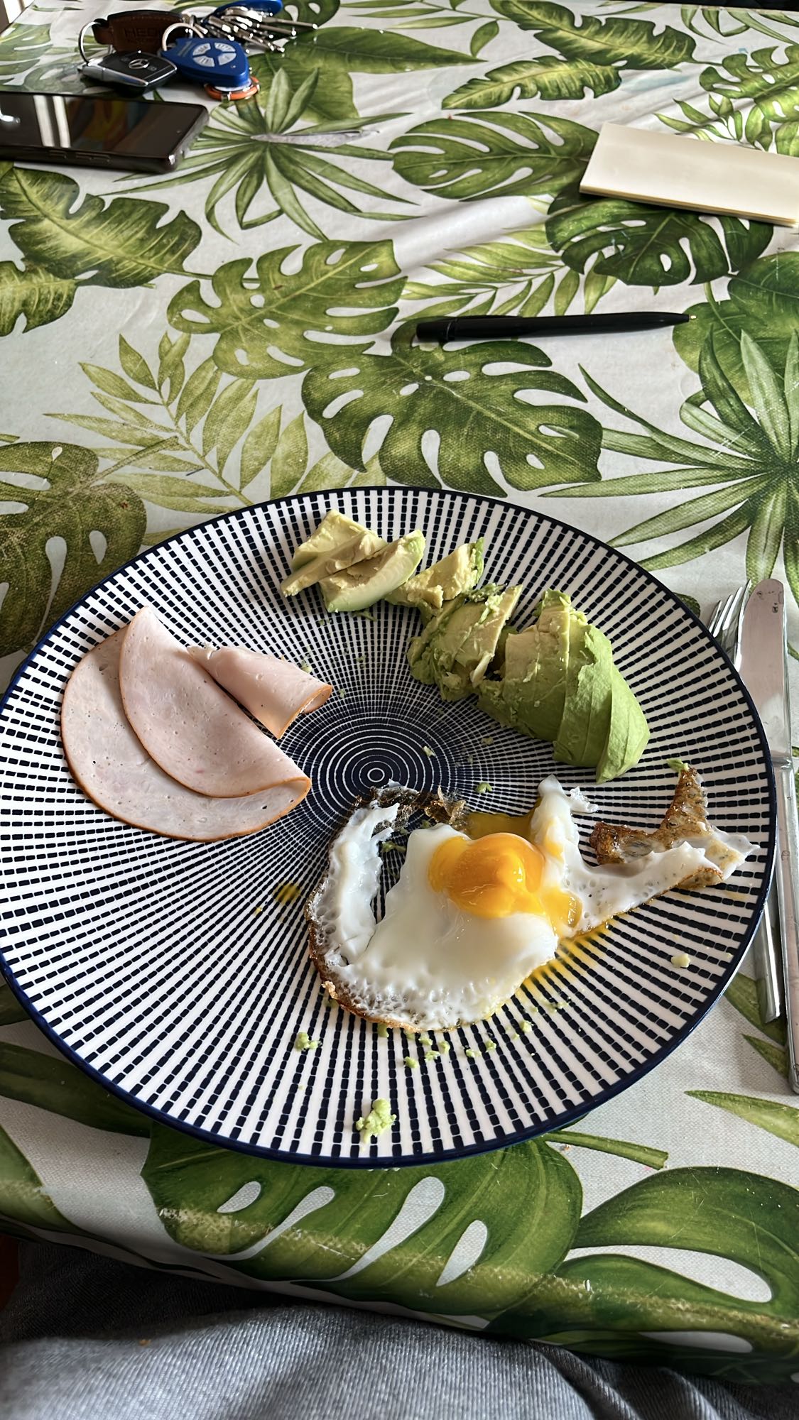 Ei met avocado en kip