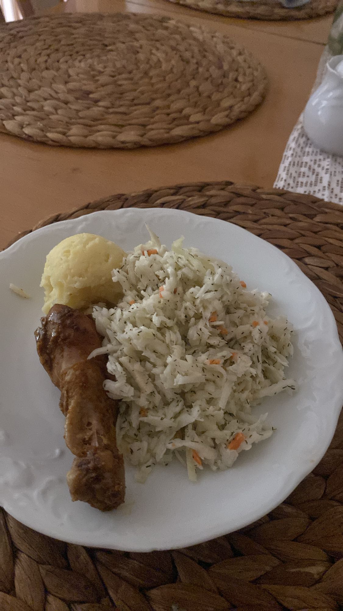 Kurczak z surówką i ziemniakiem