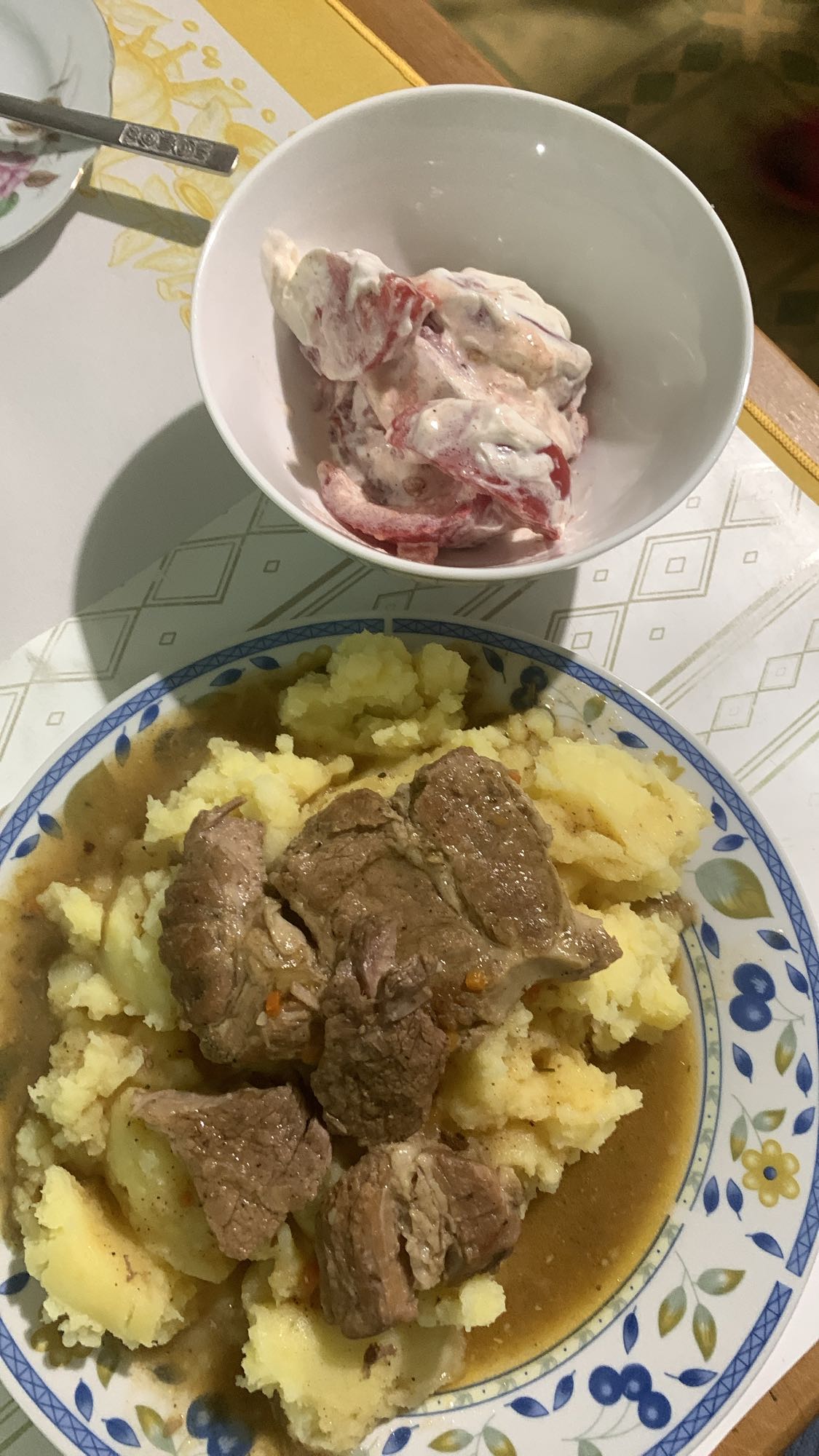 Wołowina z ziemniakami i sałatką