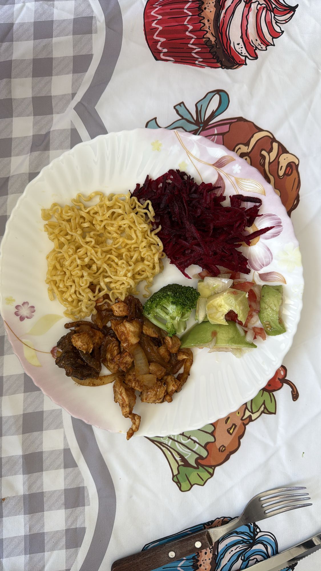 Frango, macarrão e salada