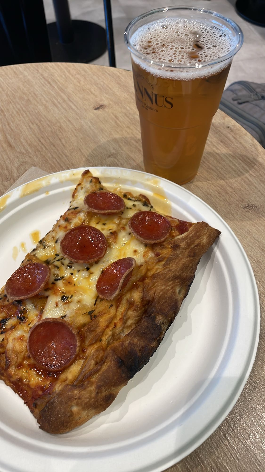 Pepperonipizza och öl