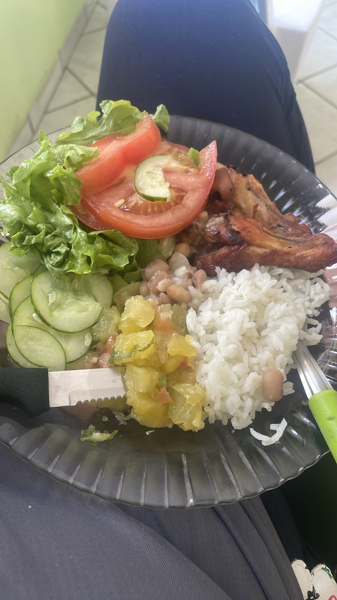 Prato com frango e salada