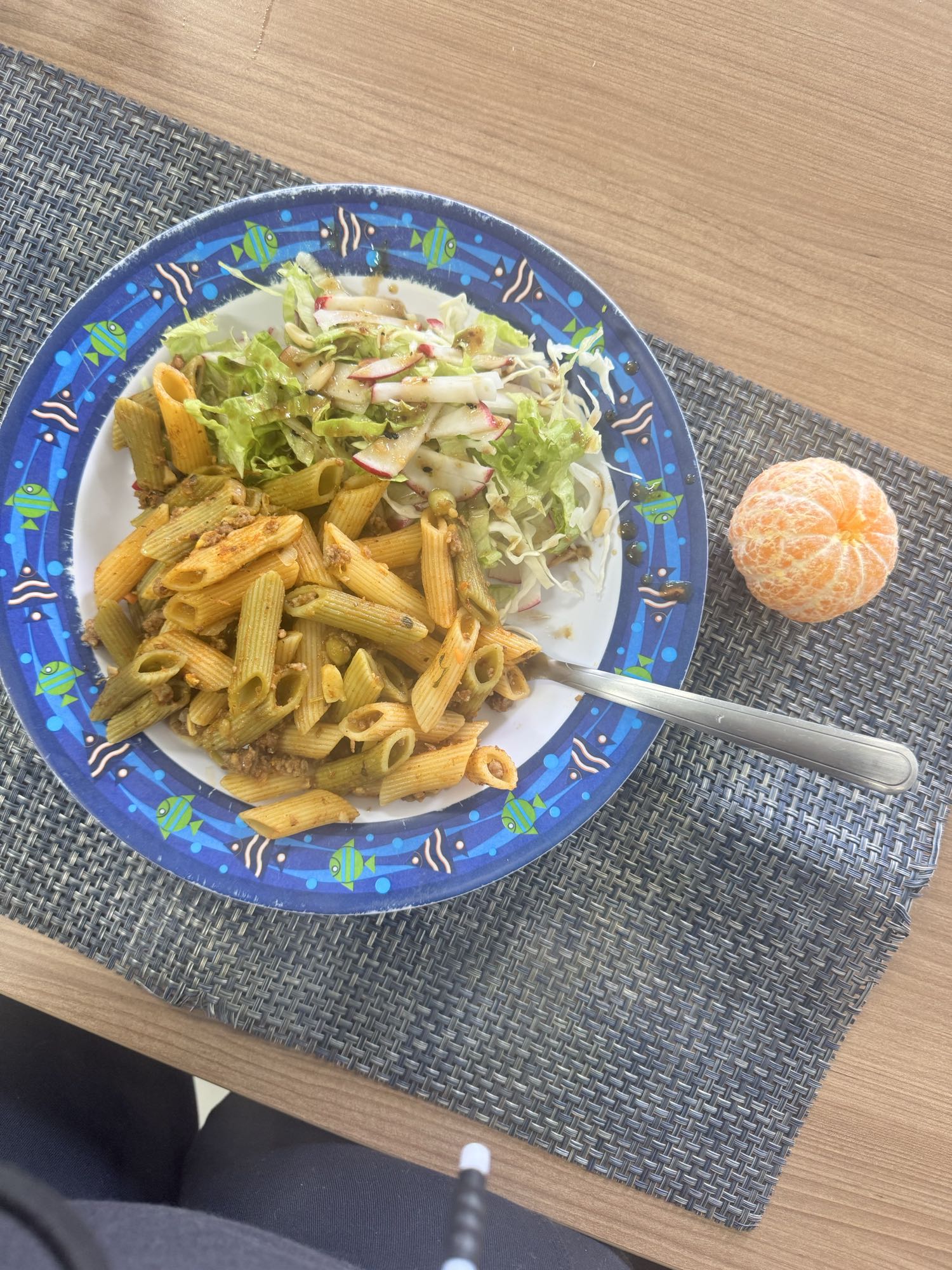 Macarrão, salada e tangerina