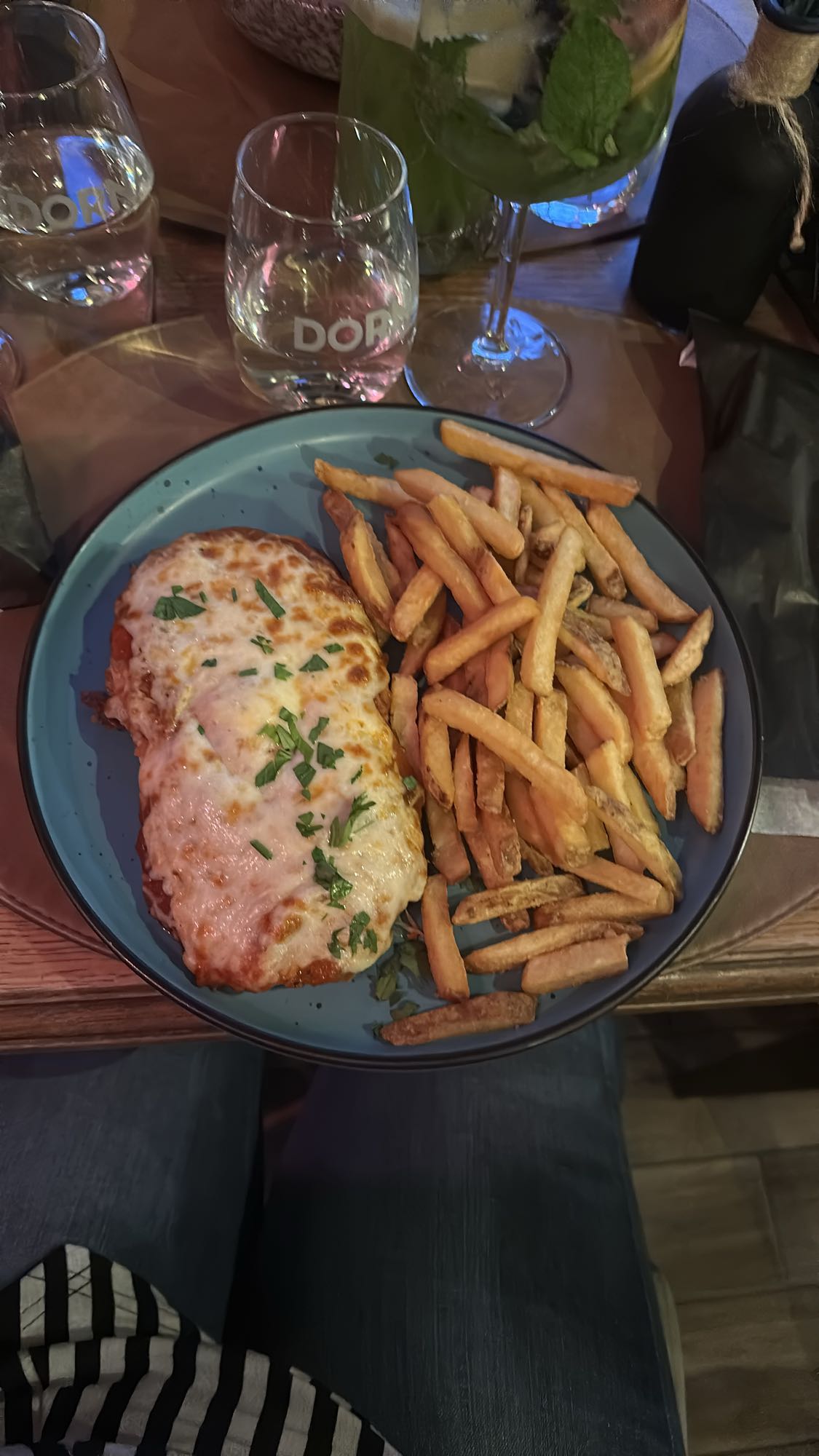 Parmezan de pui cu cartofi prăjiți