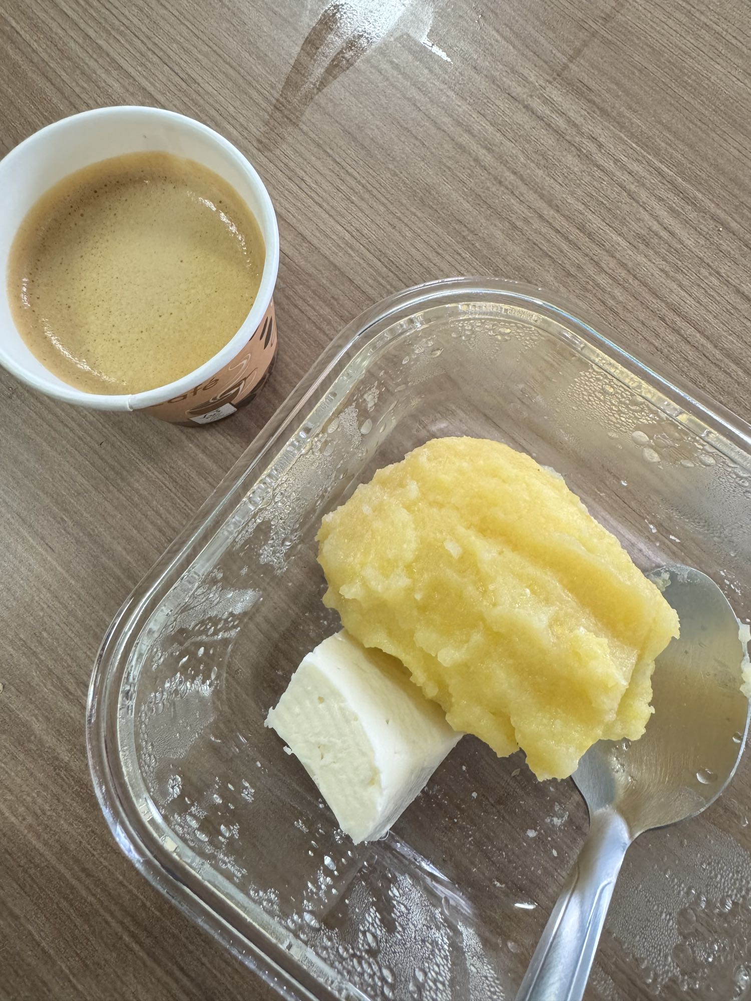 Café, polenta e queijo