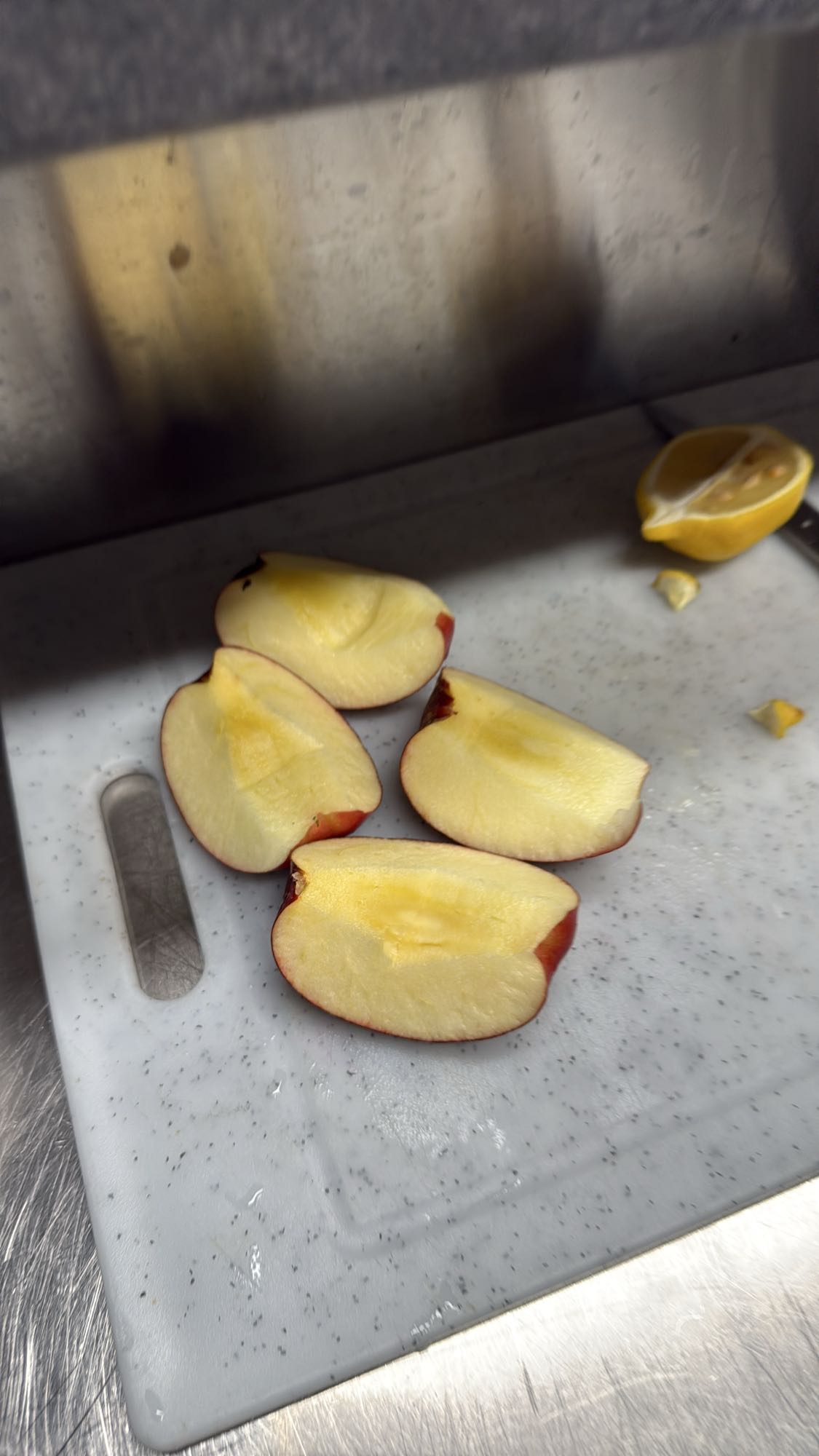 Apple slices with lemon
