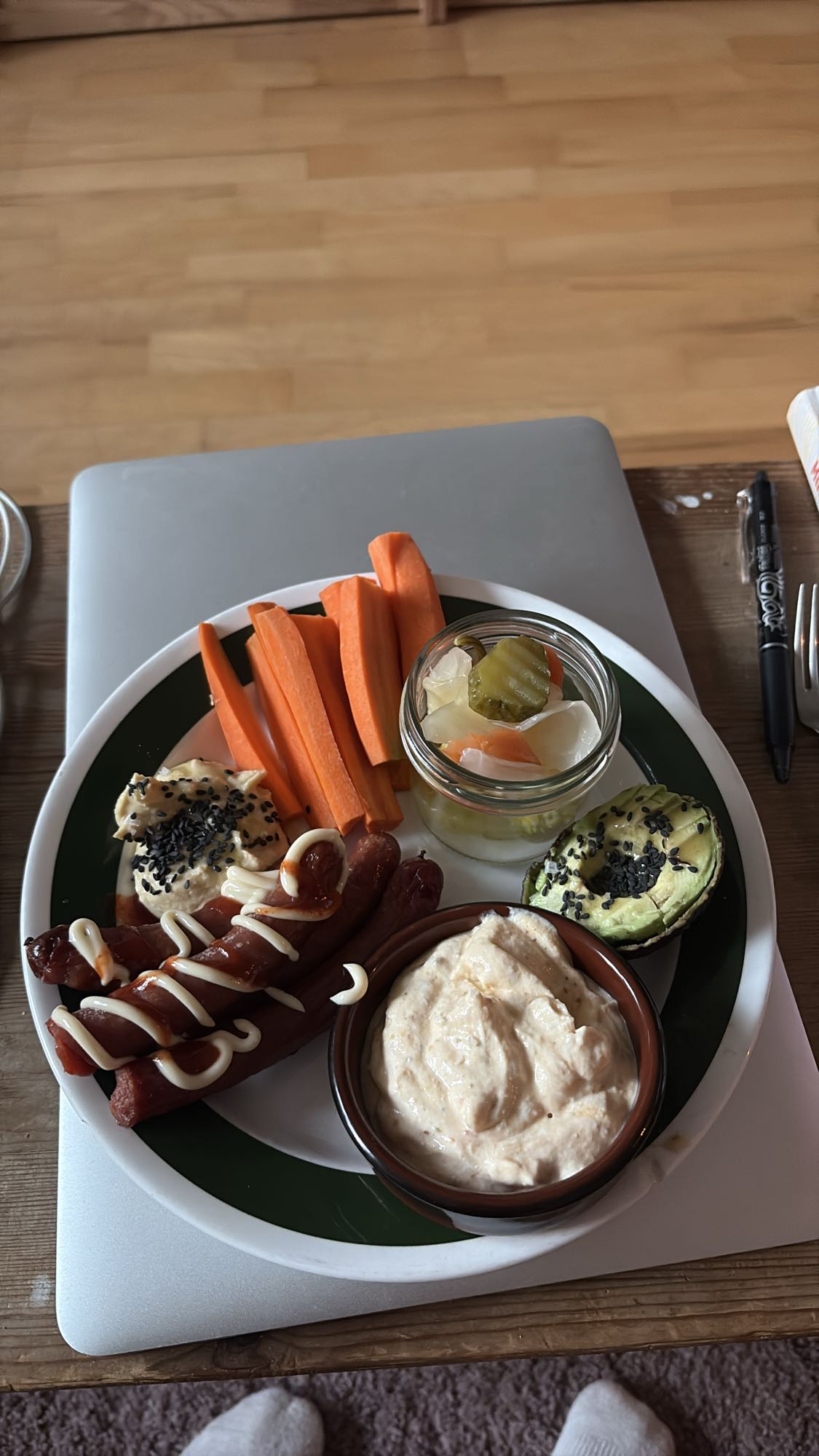 Blandad tallrik med korv & dipp