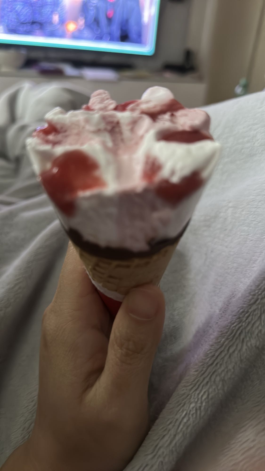 Çilekli dondurma külahı