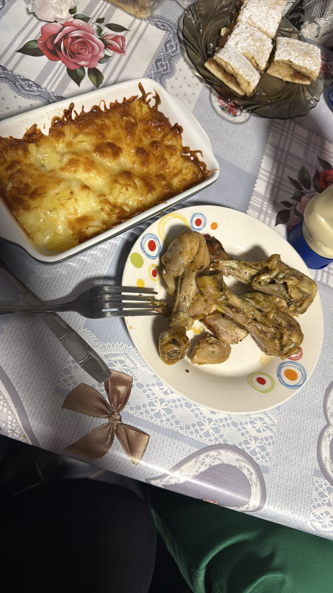 Pui cu cartofi gratinați și prăjitură