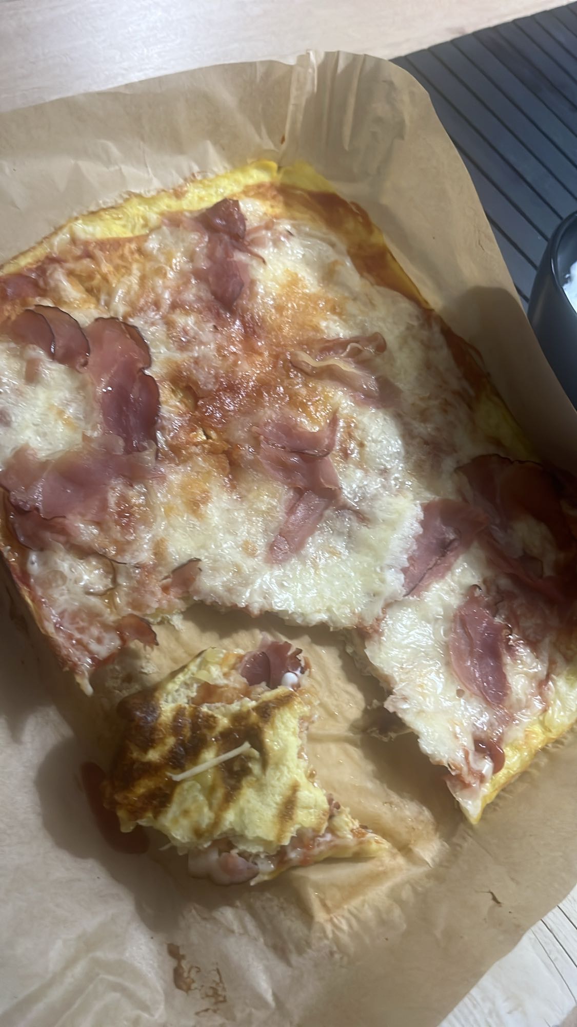 Omletă cu șuncă și brânză