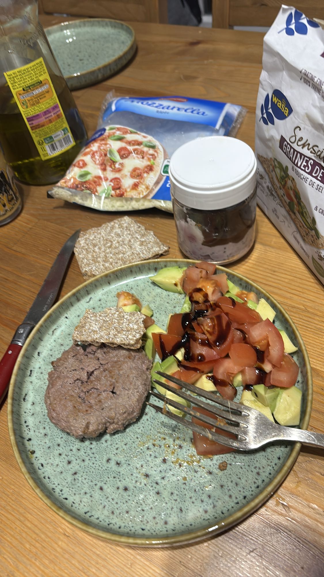 Steak, légumes et crackers