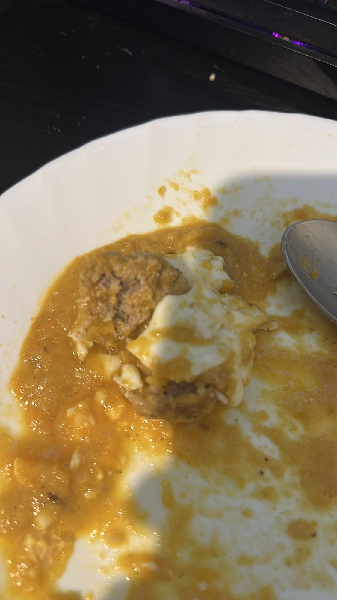 albóndiga con puré y salsa