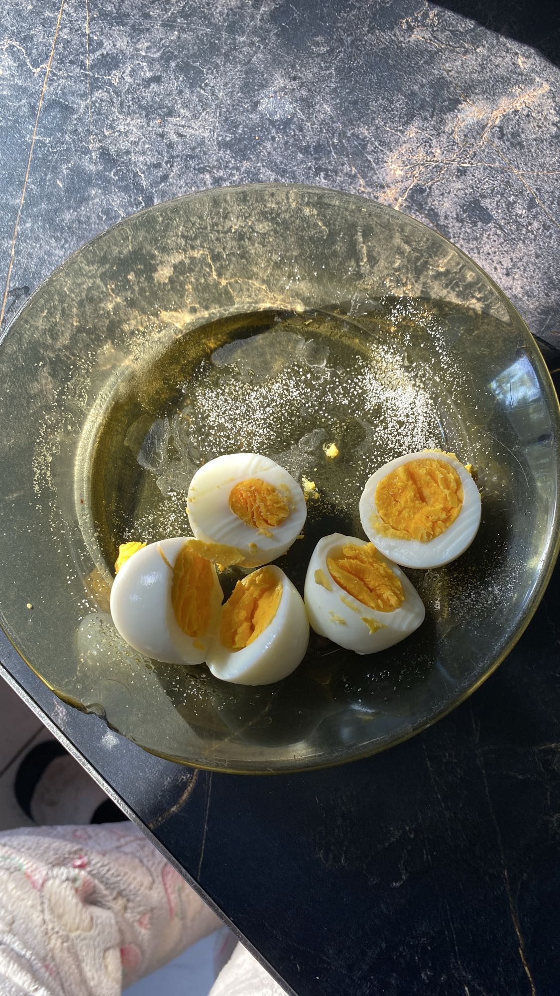 Huevos duros con sal