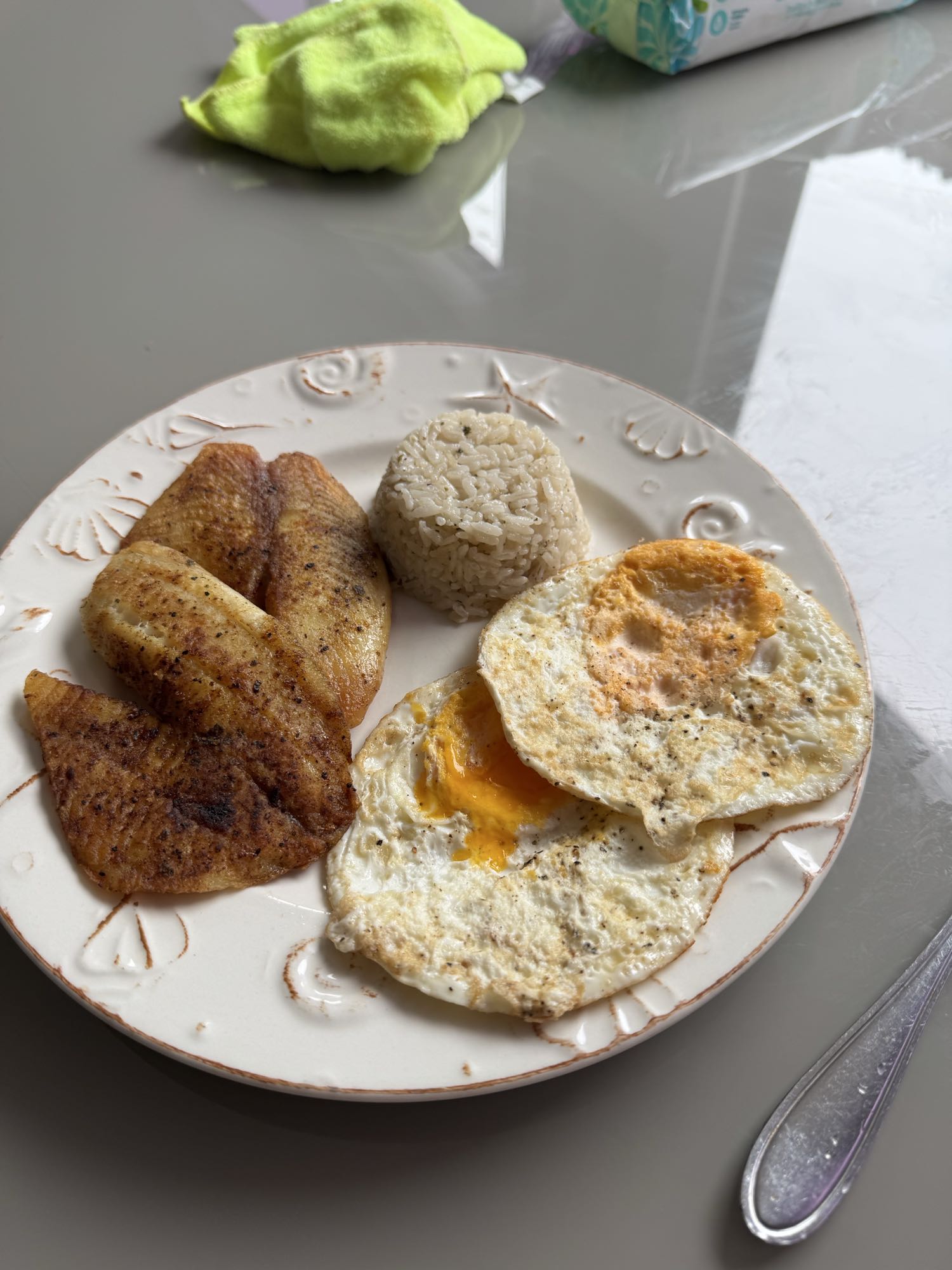 Pescado, arroz con coco y huevos