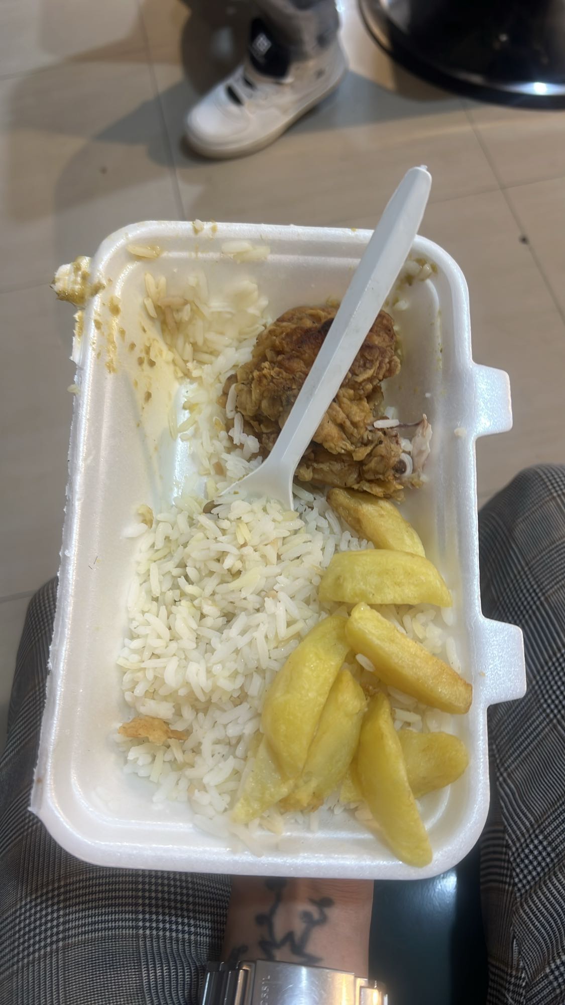 pollo frito con arroz y papas