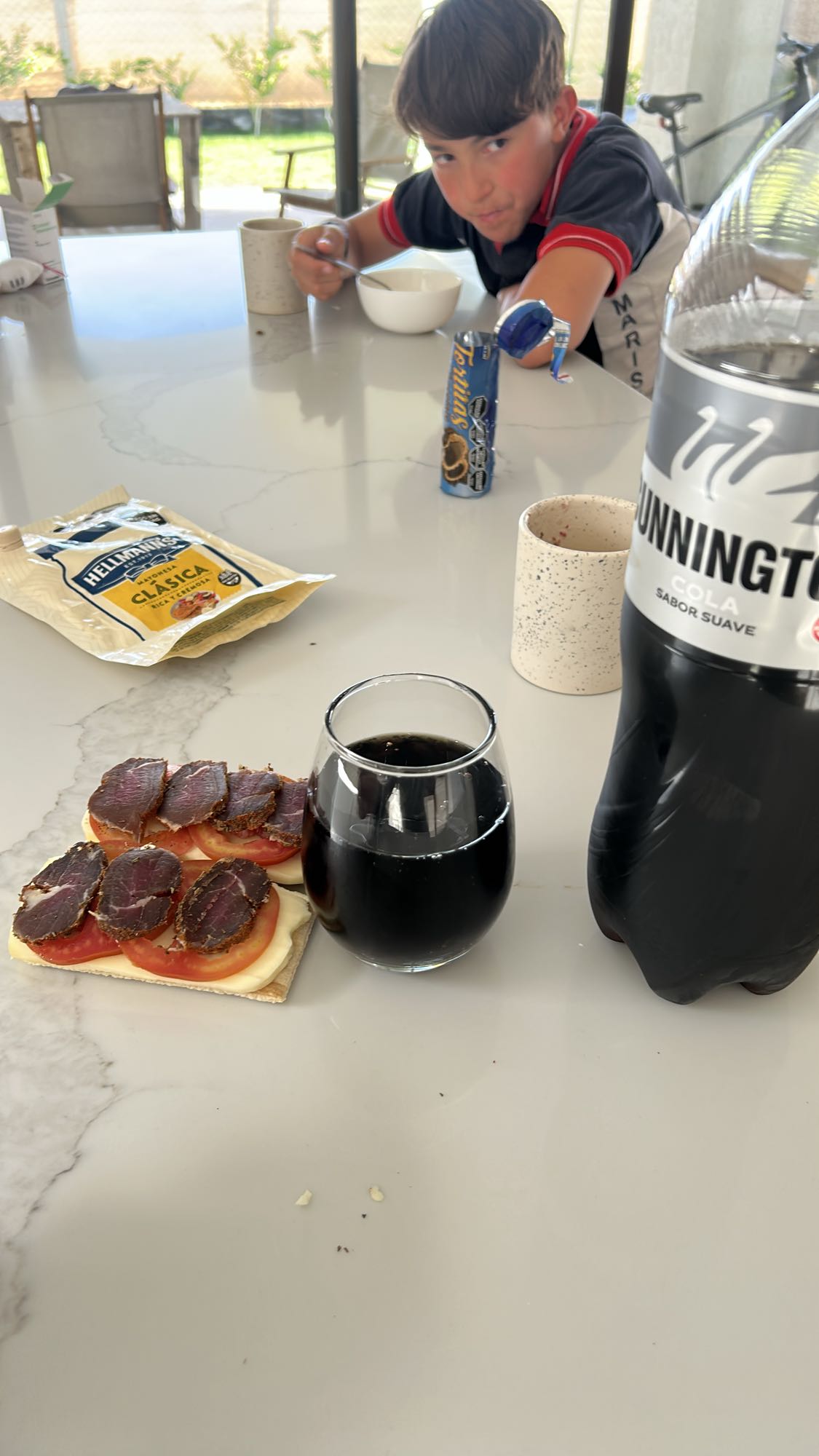 Tostada con carne y cola